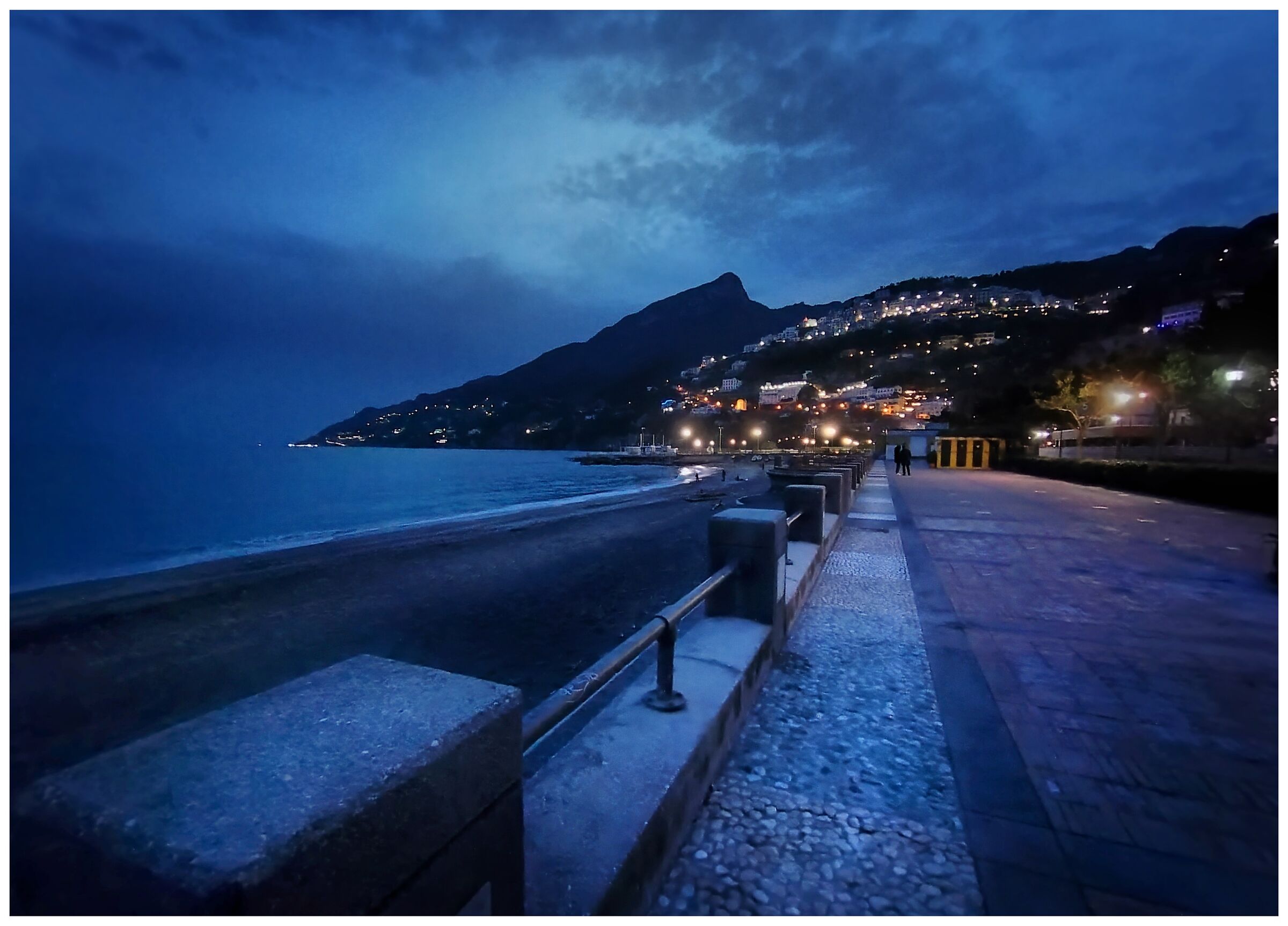 Passeggiata serale a Vietri Sul Mare