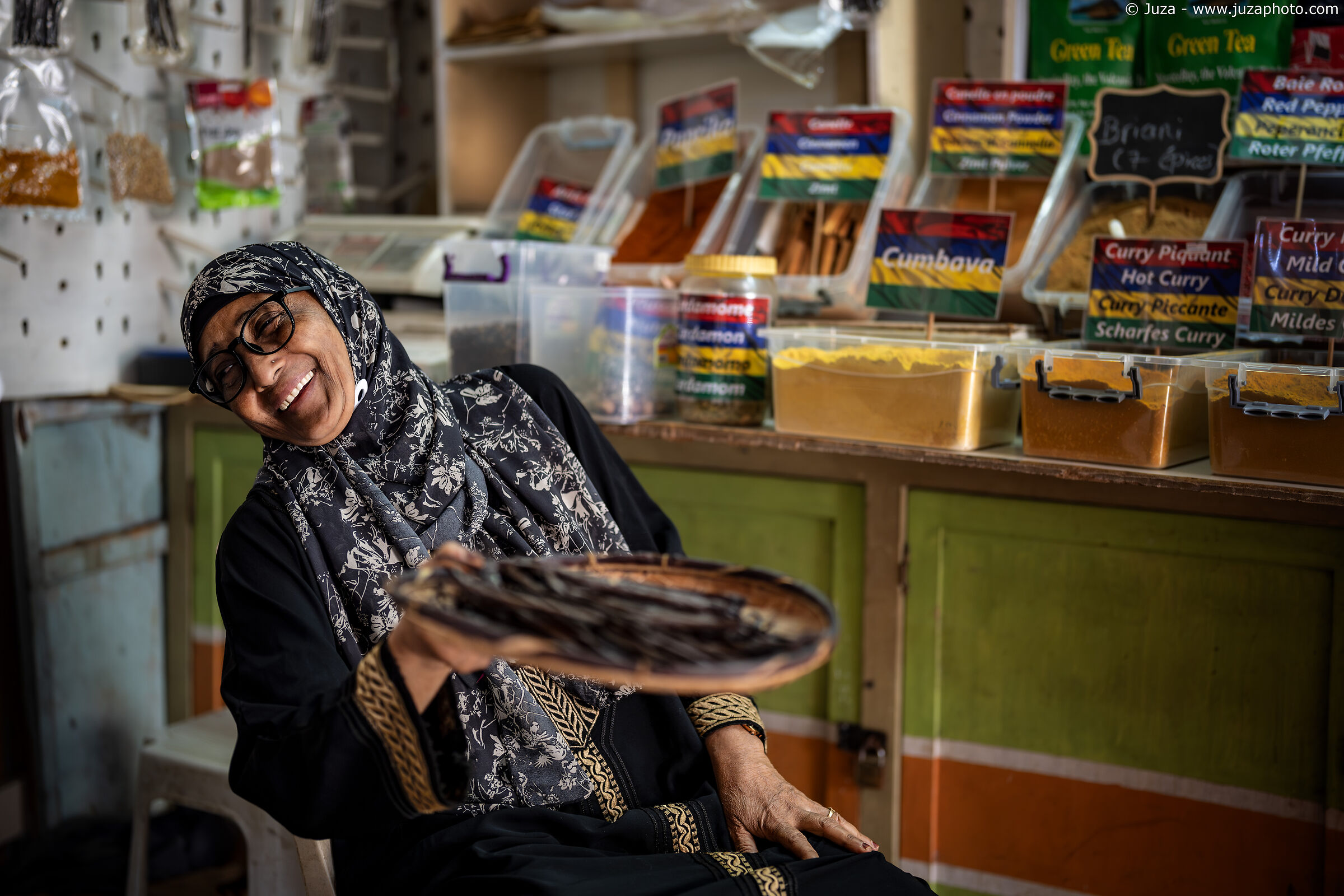 Mercato di Port Louis, venditrice di spezie