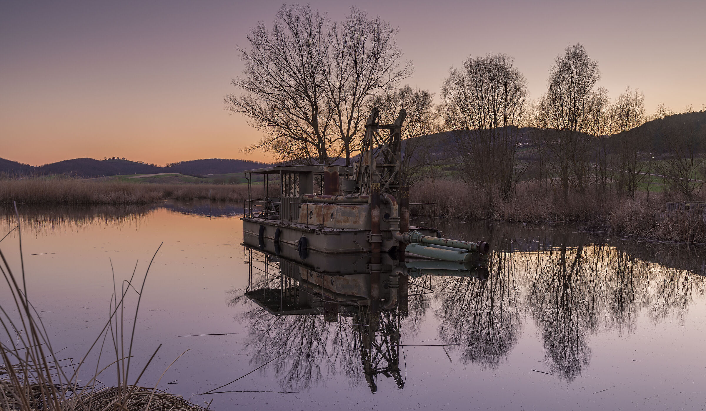 vecchia draga sulla palude