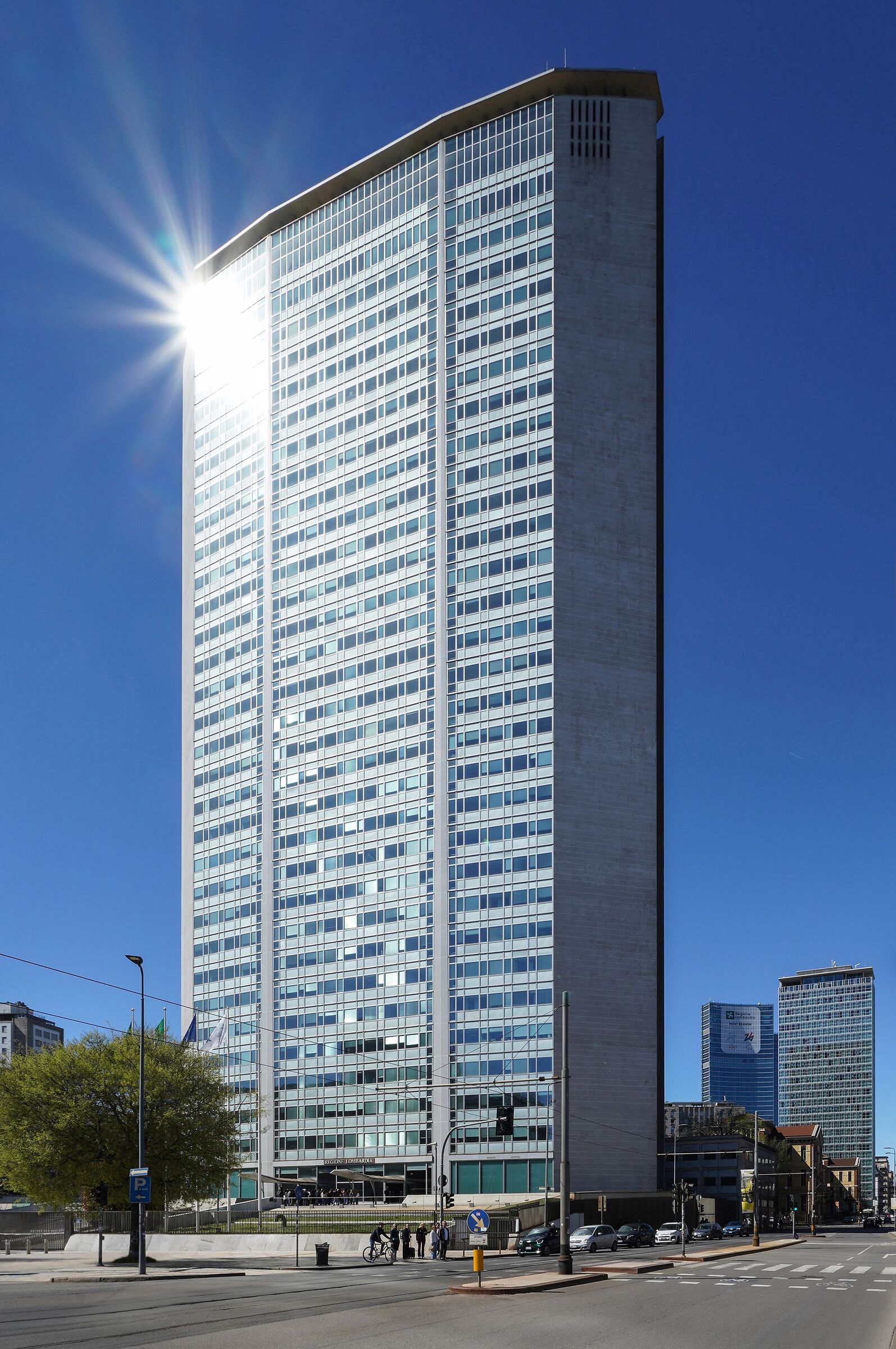 Pirelli skyscraper - Sunday, March 24, 2024. 12:36