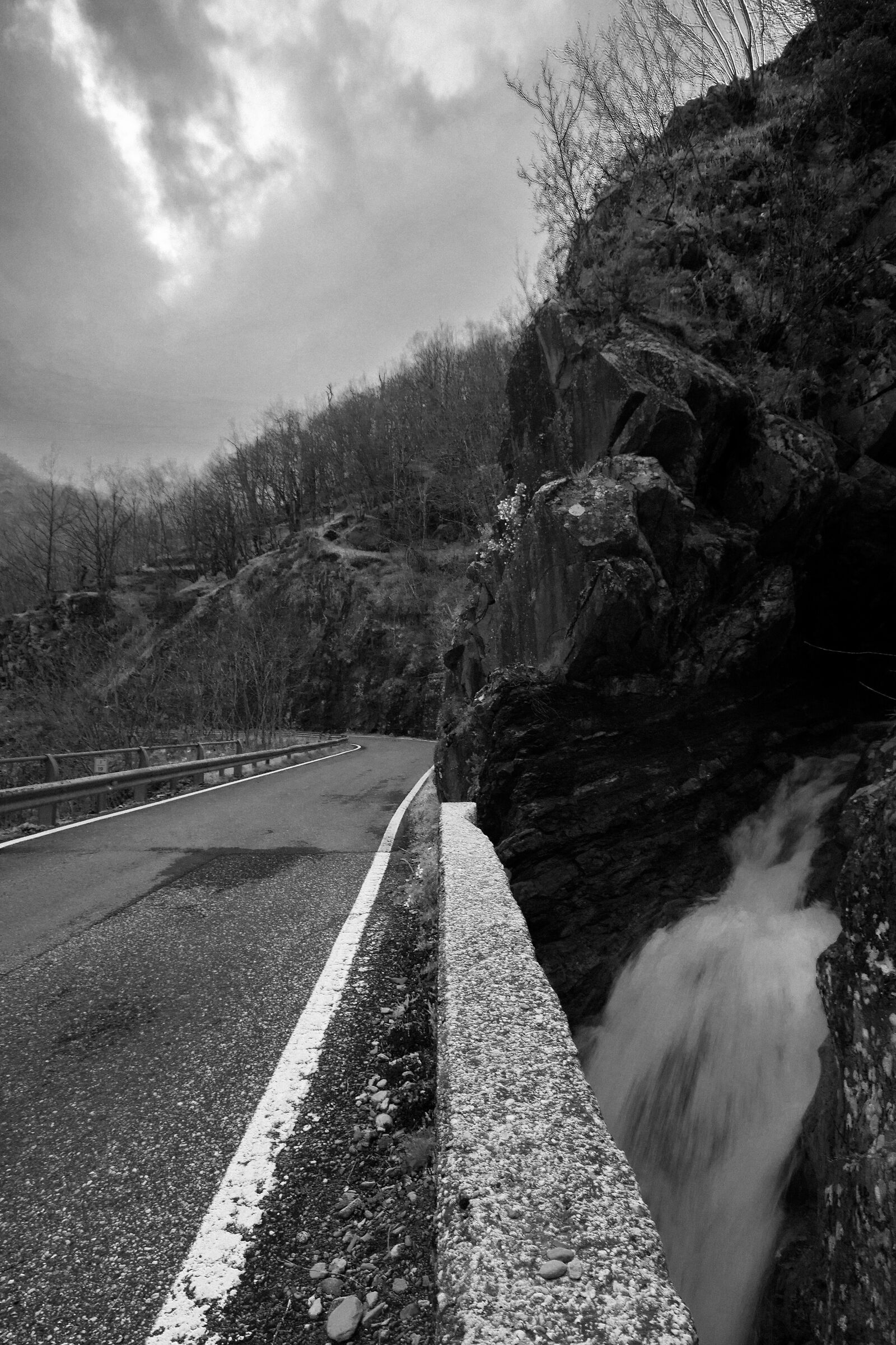 La strada che attraversa il torrente