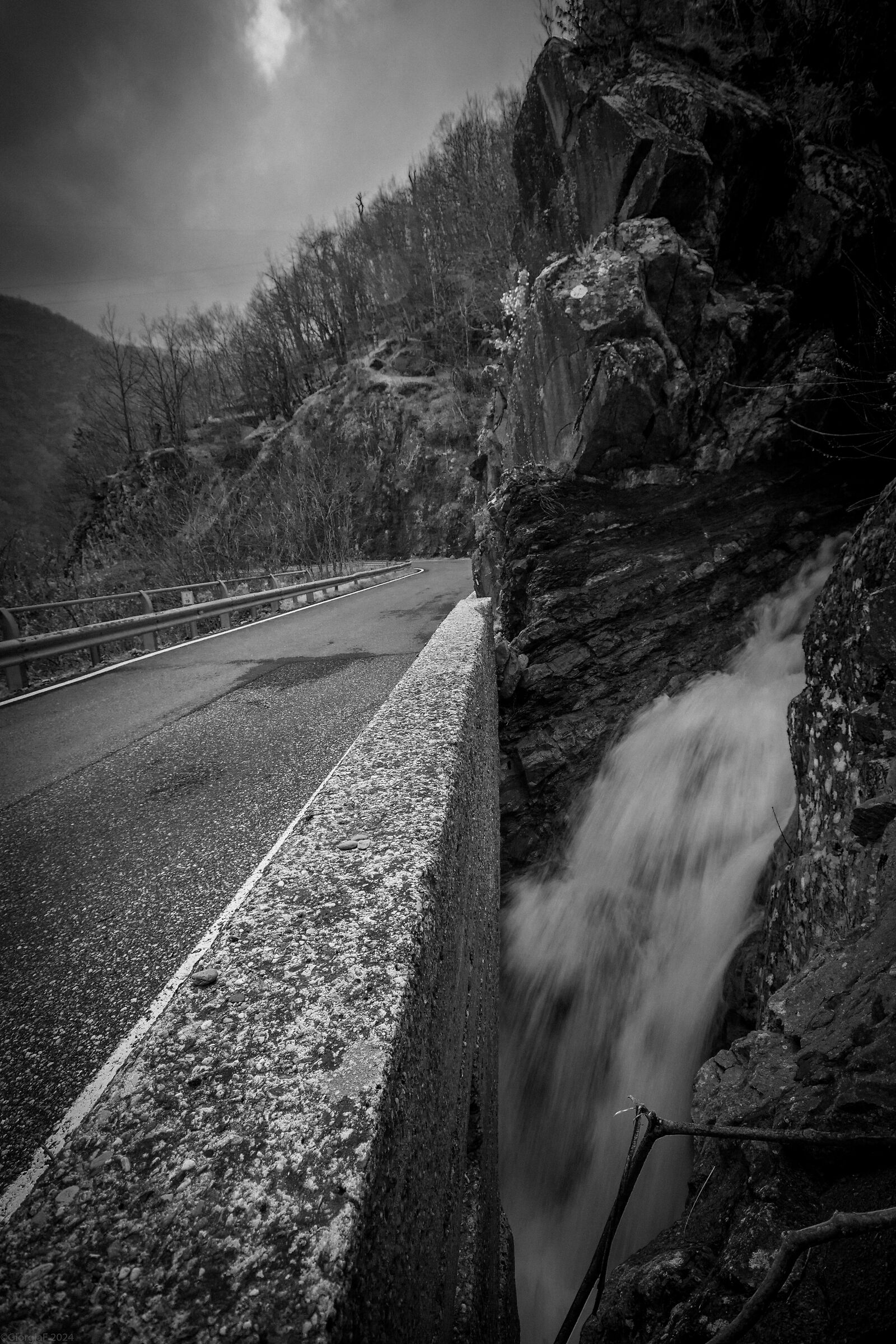 La strada che attraversa il torrente (asimmetrica)