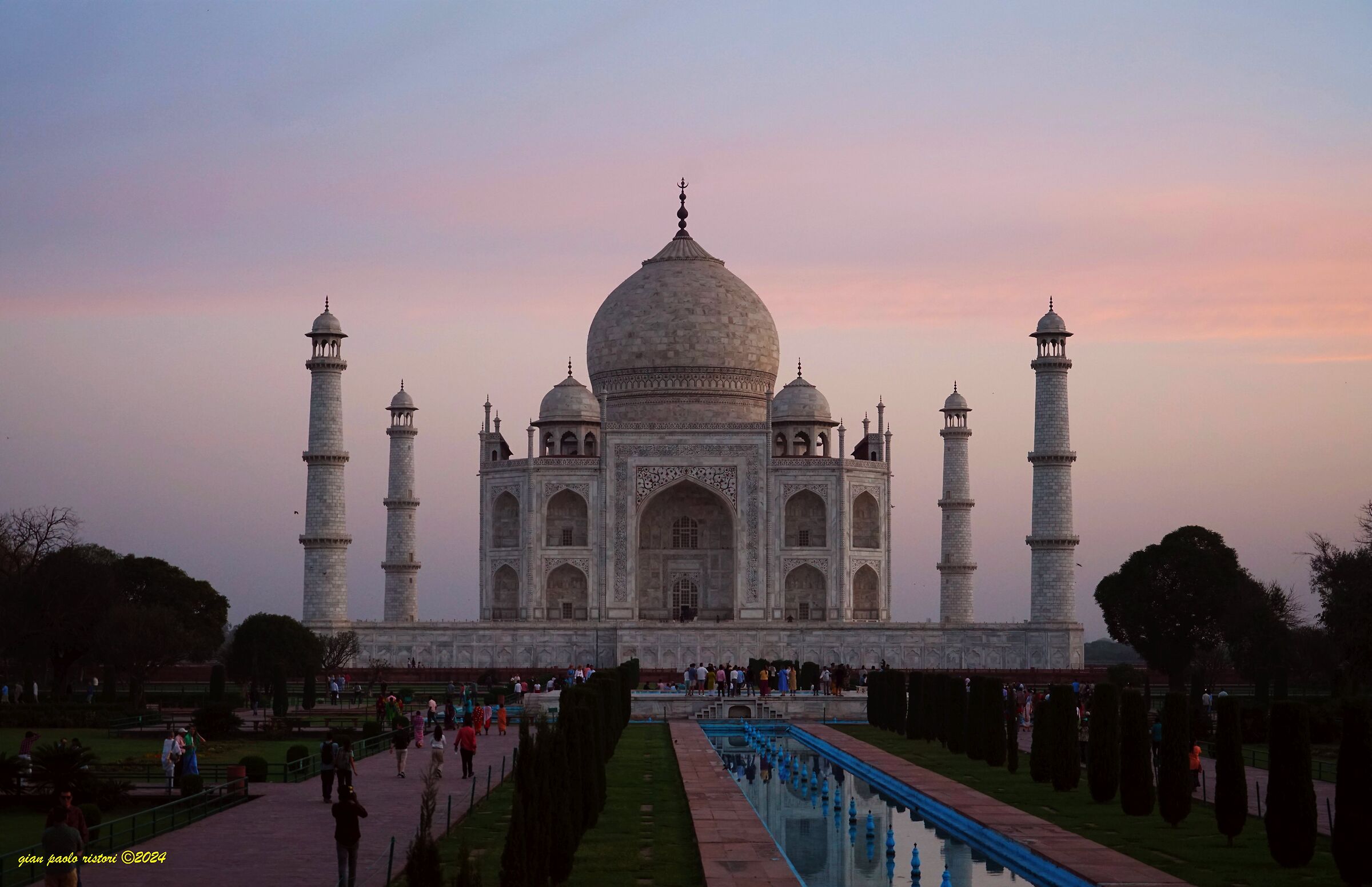 TAJ mahal all'alba