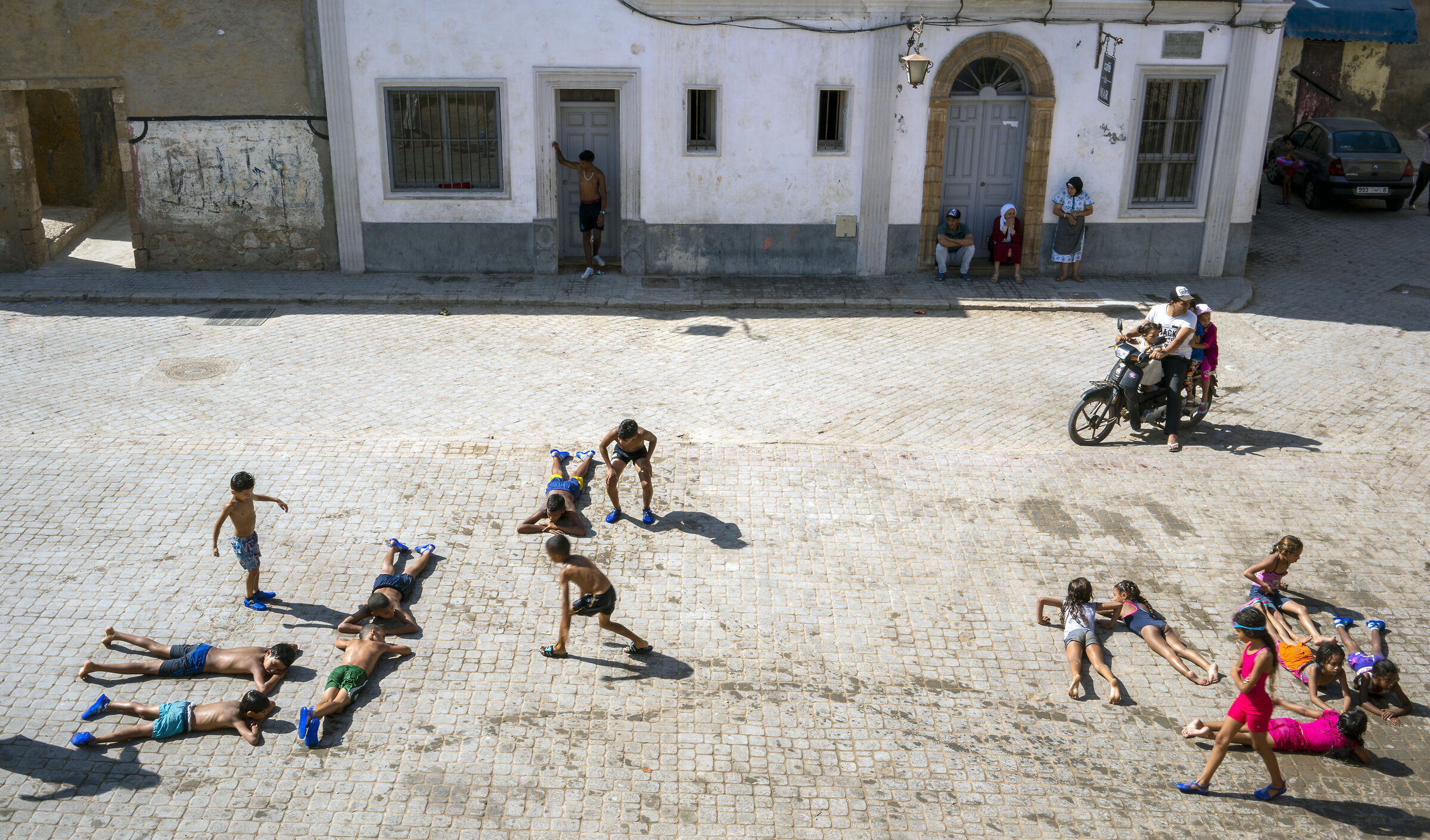 El Jadida, Marocco. Al sole dopo il bagno nell'oceano