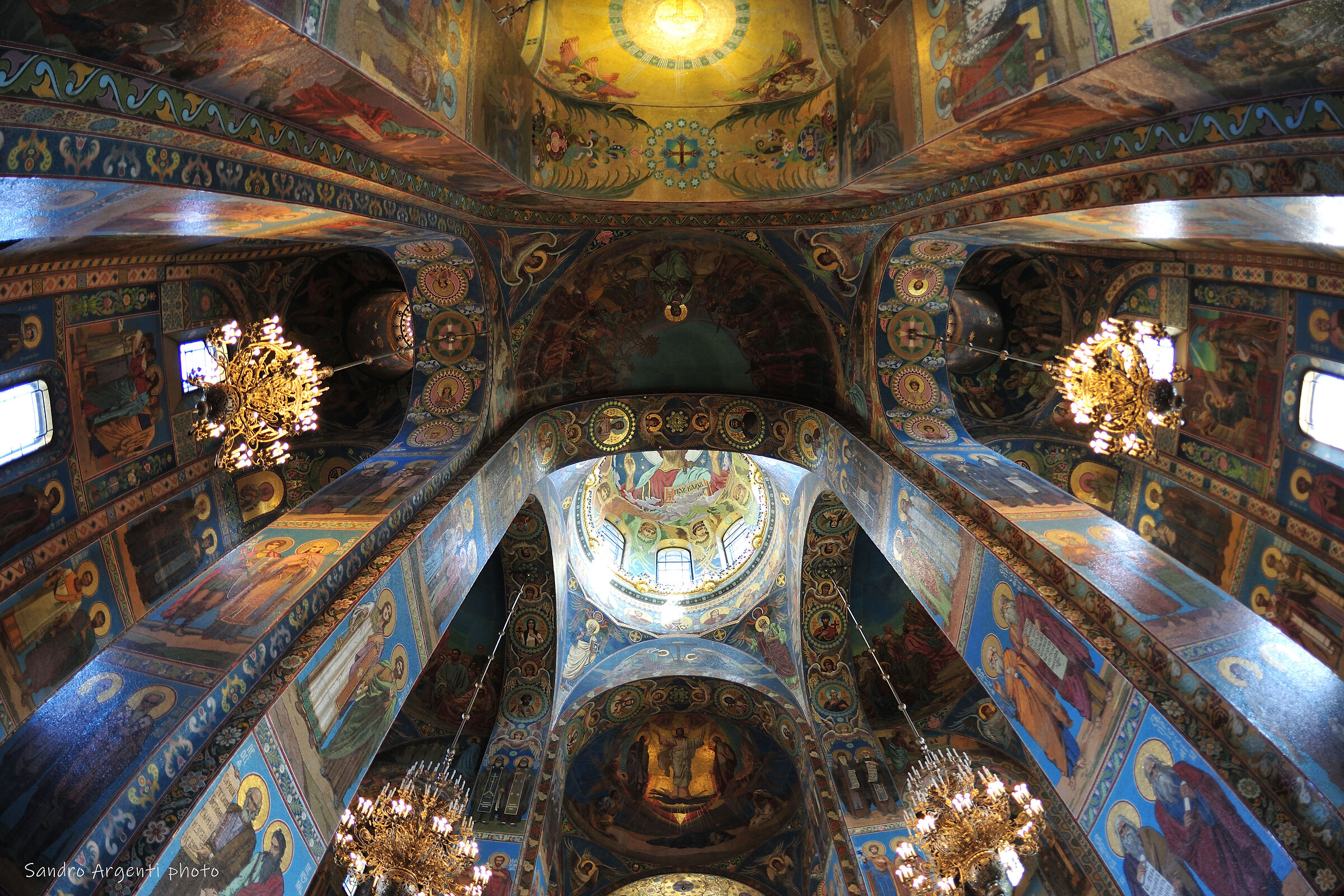 Gli ipnotici colori della Basilica di San Pietroburgo.