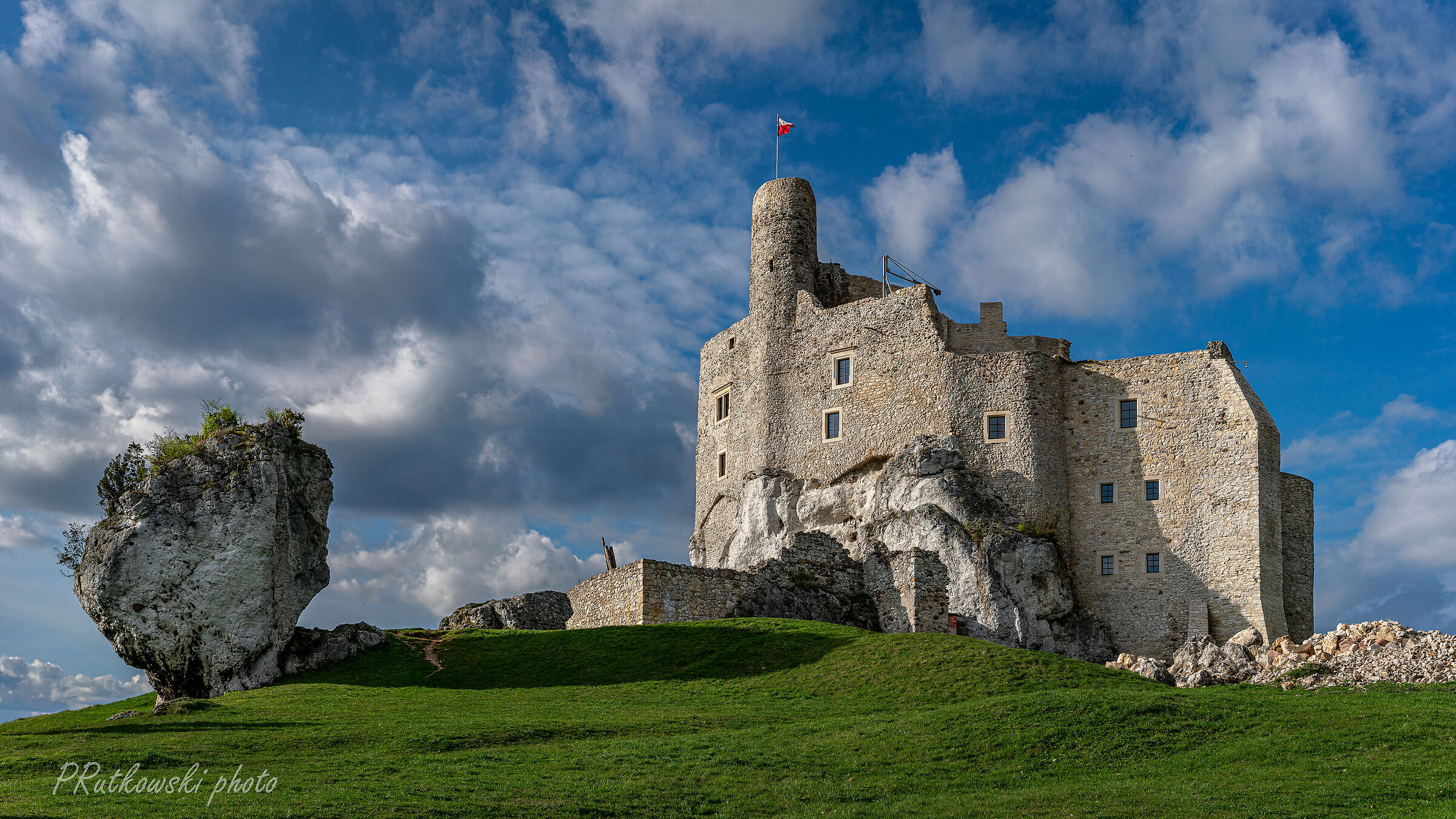 Zamek Mirów w chmurach.