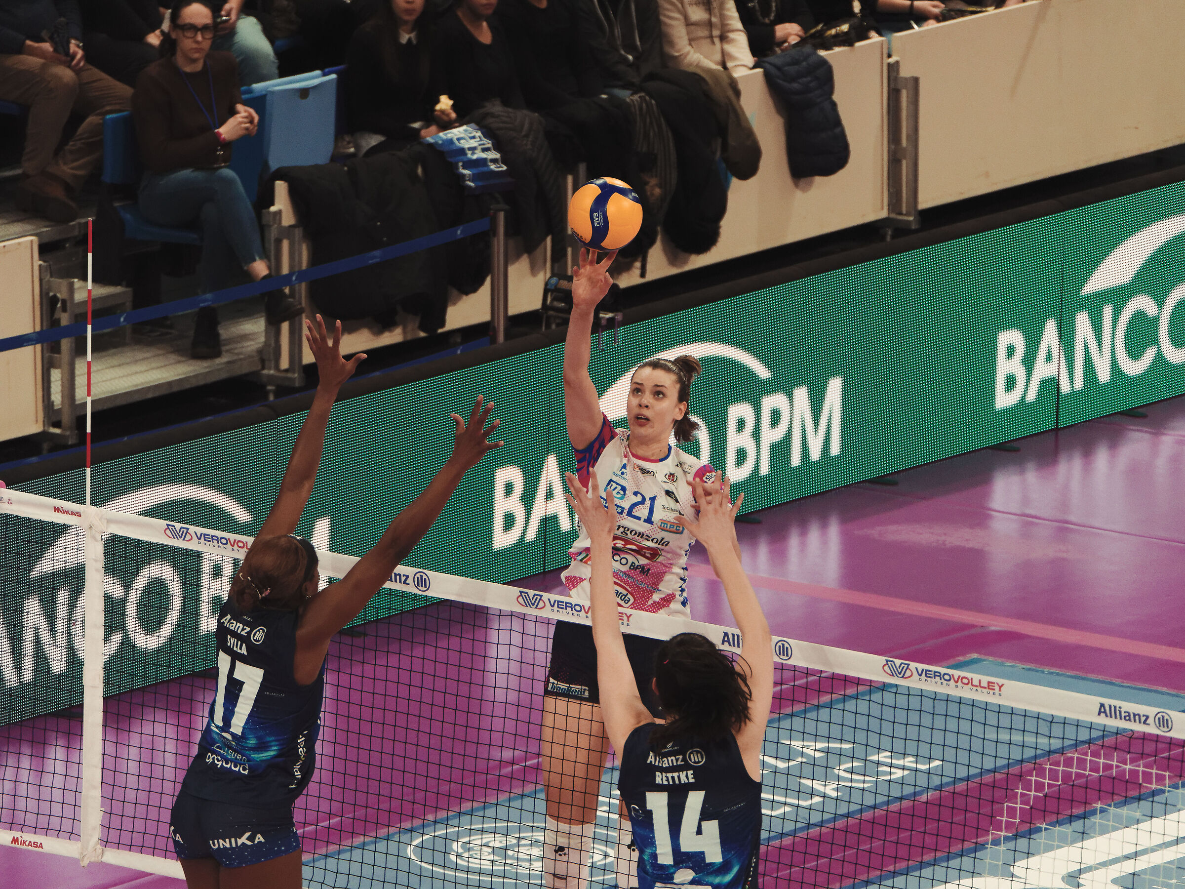 Akimova lob on captain Sylla's wall