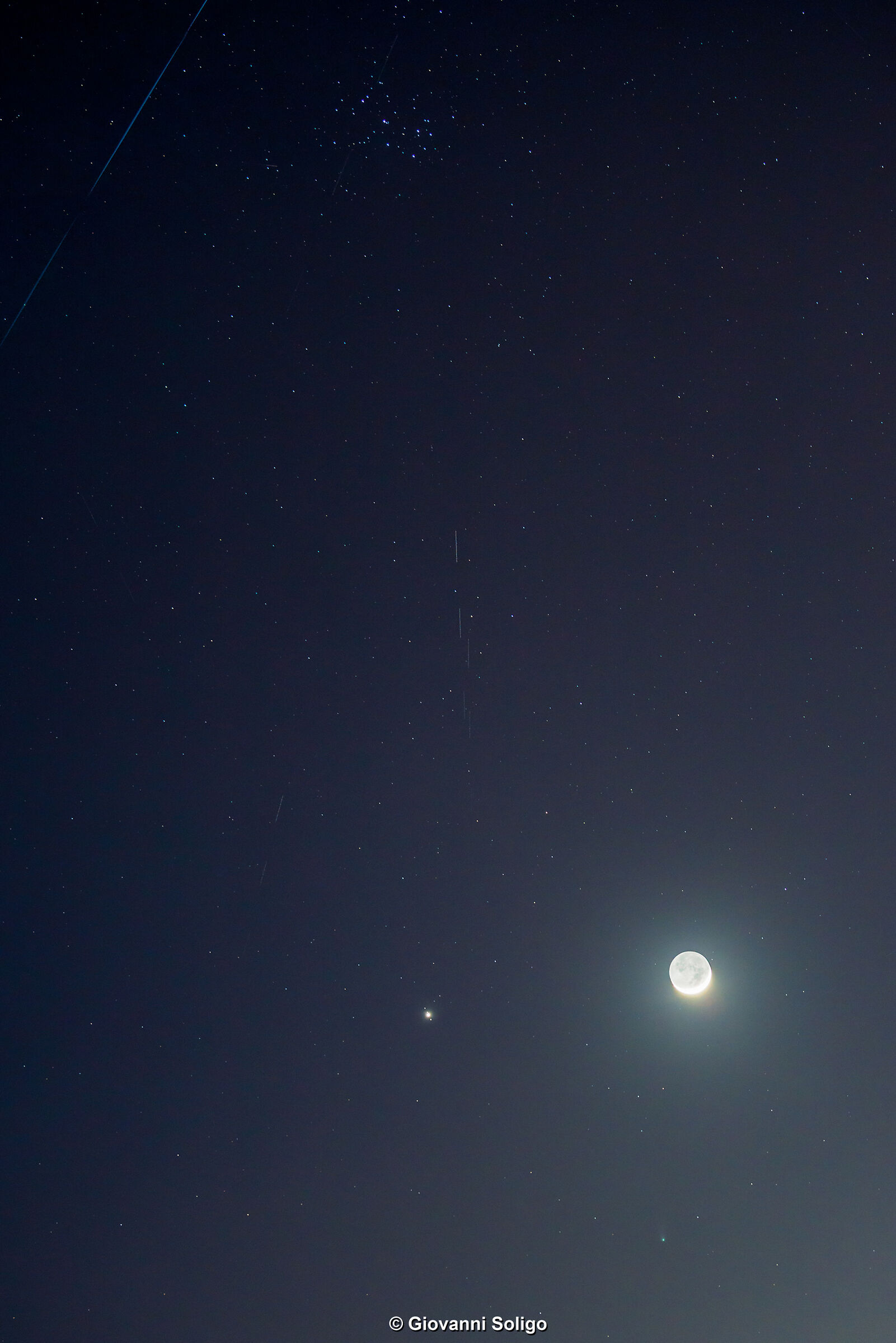 Cometa 12P con Giove, Luna, Pleiadi e Starlink