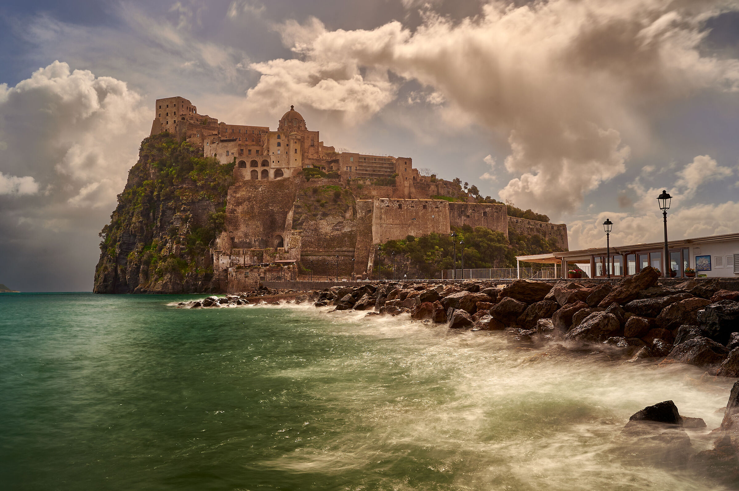 mareggiata al castello Aragonese