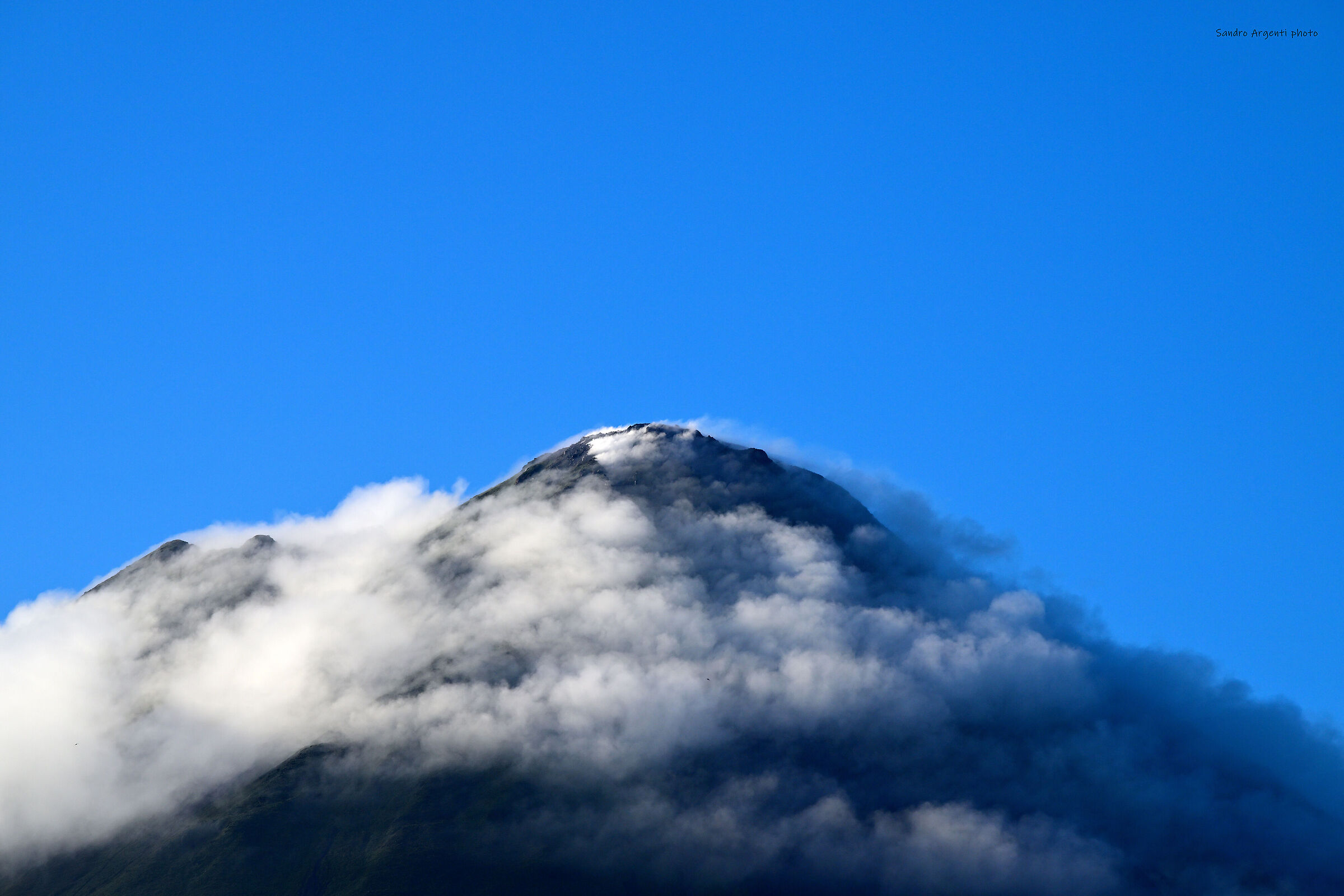 Fumo e nuvole sulla cima del vulcano Arenal.