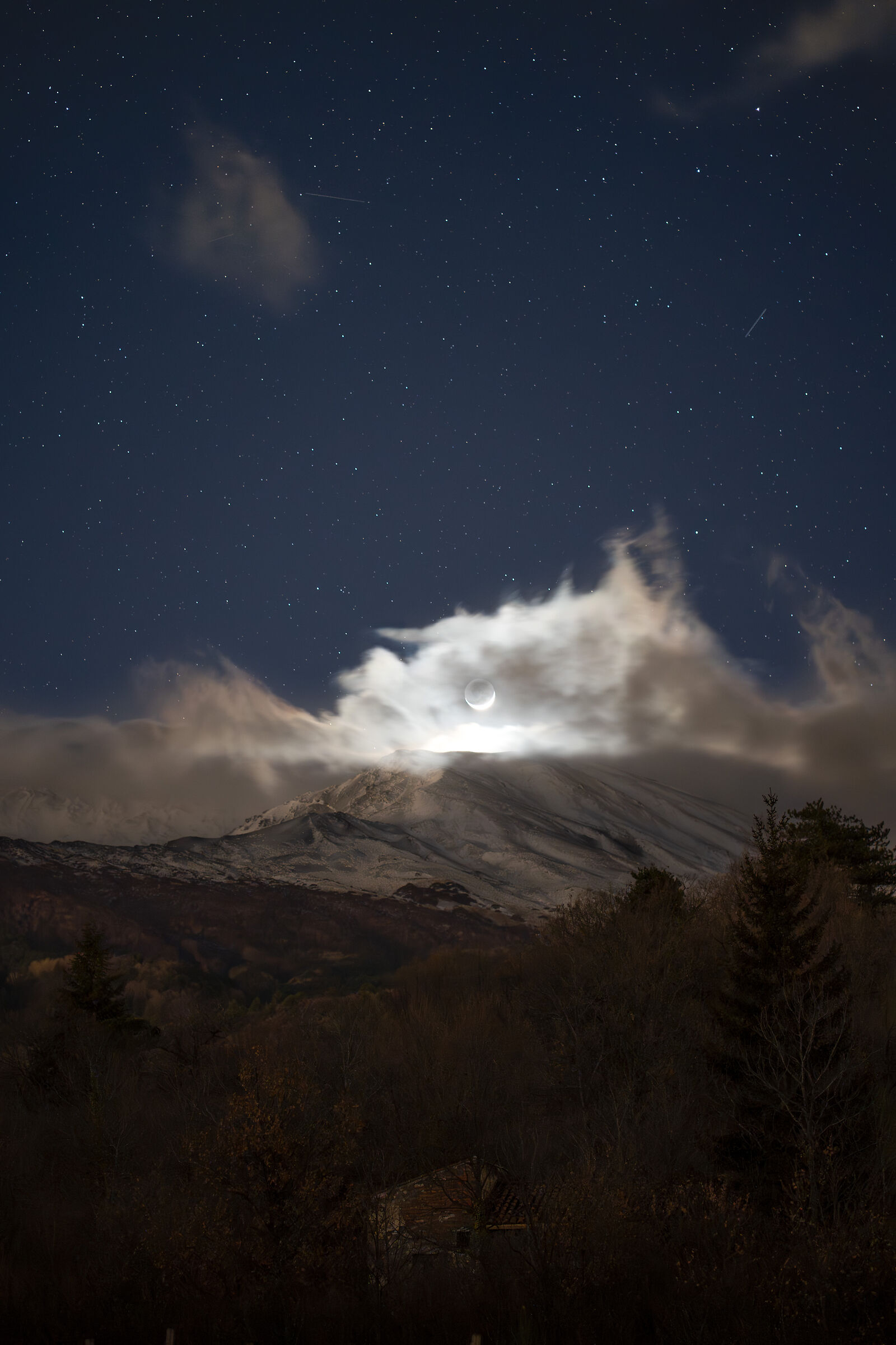Falcetto di luna sull'Etna
