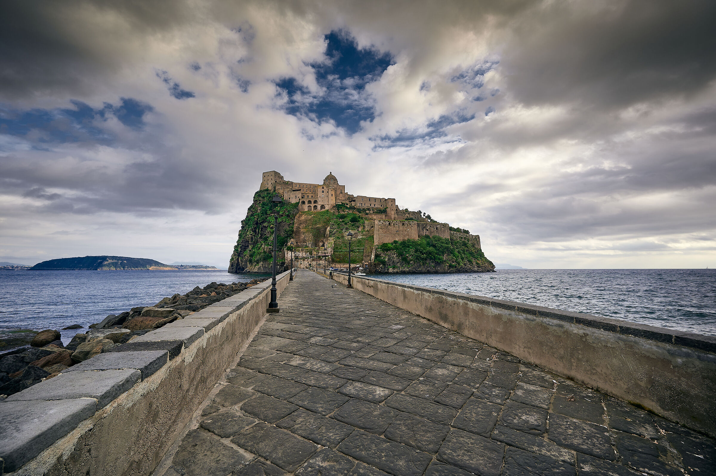 il Castello Aragonese dal pontile