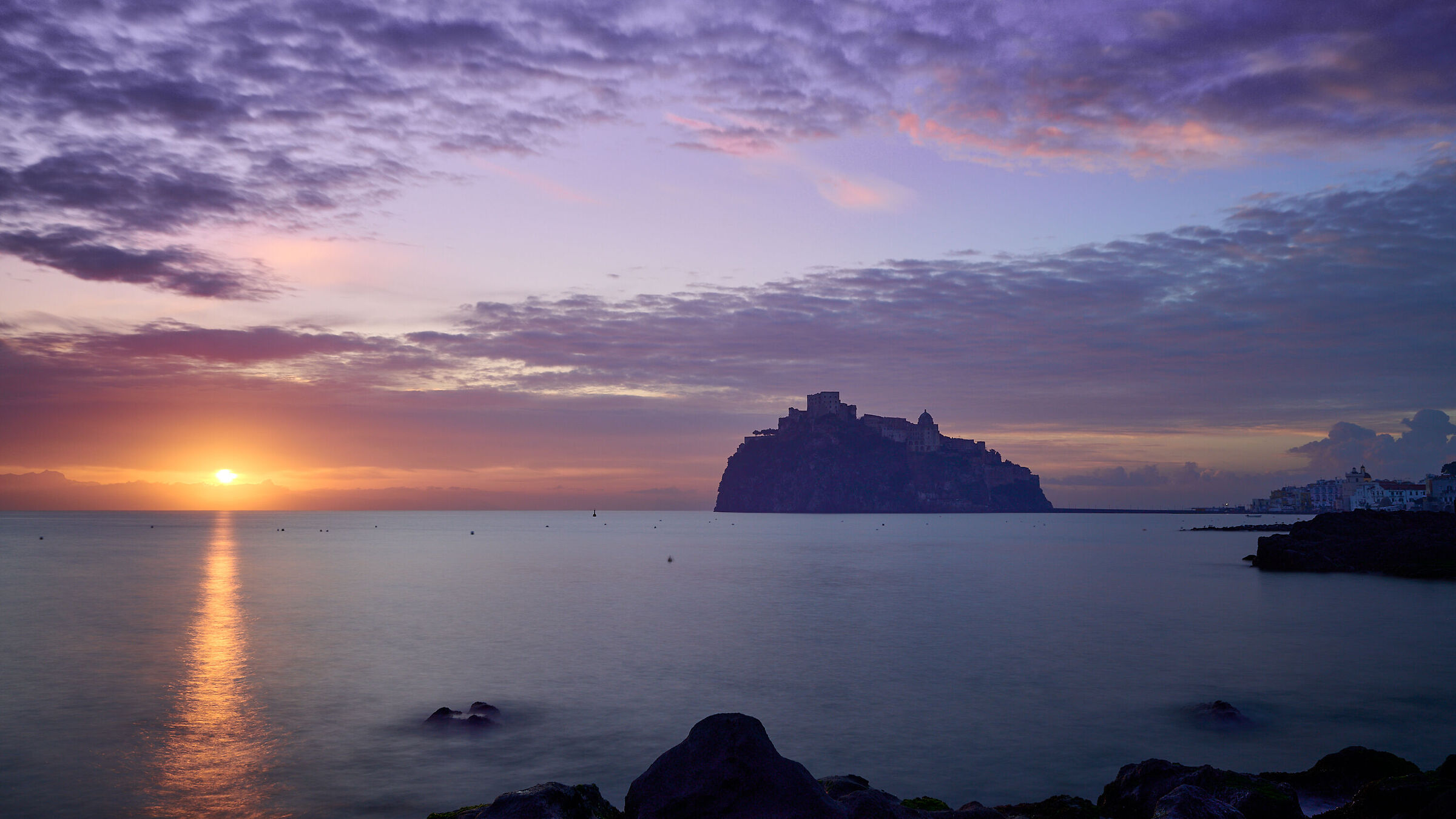 il sole chiede spazio alle nuvole