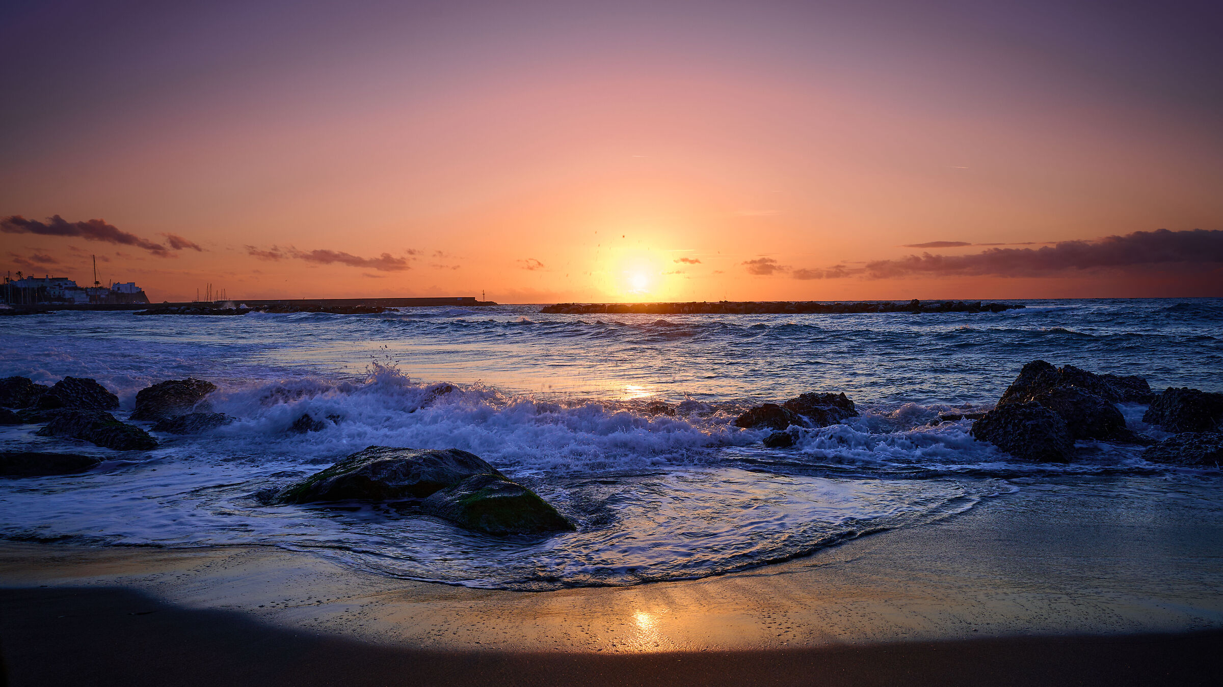 gli ultimi raggi del sole accompagnano le onde
