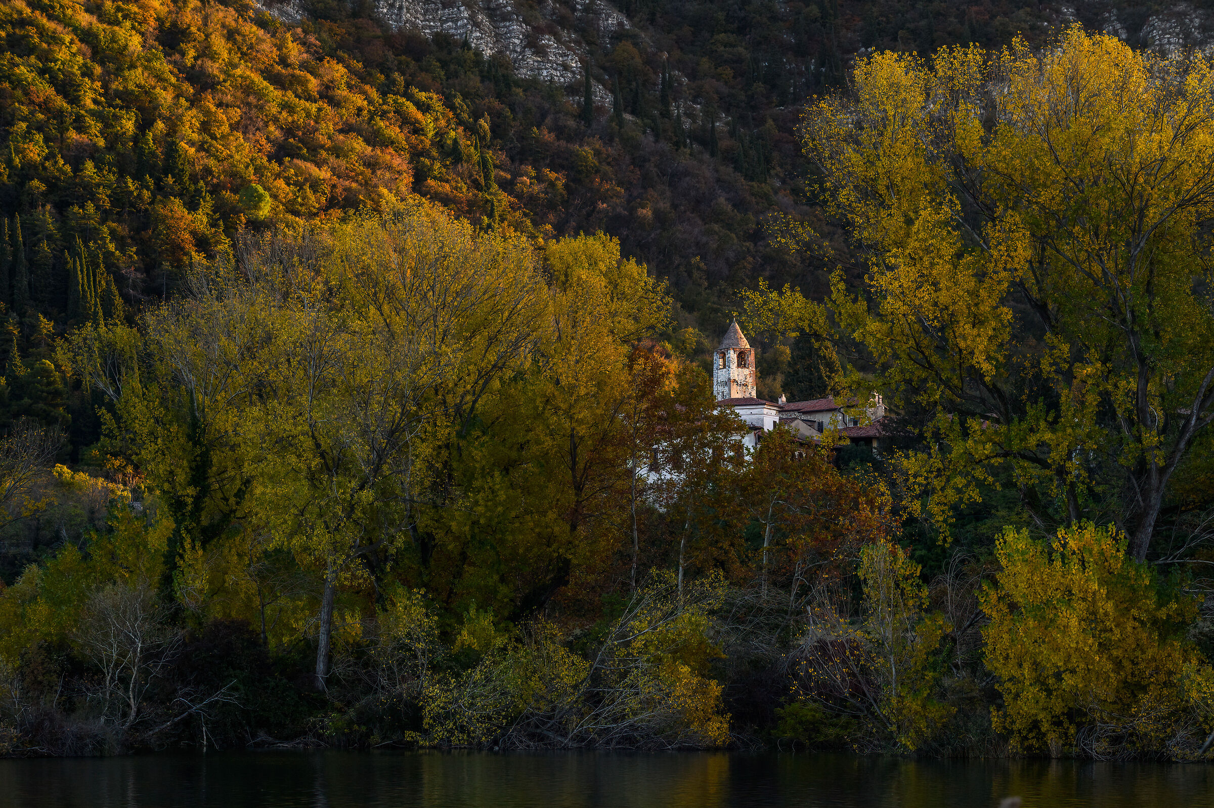 Monastero in autunno