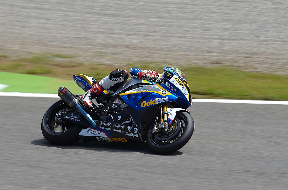 Davies Chaz in uscita di curva.