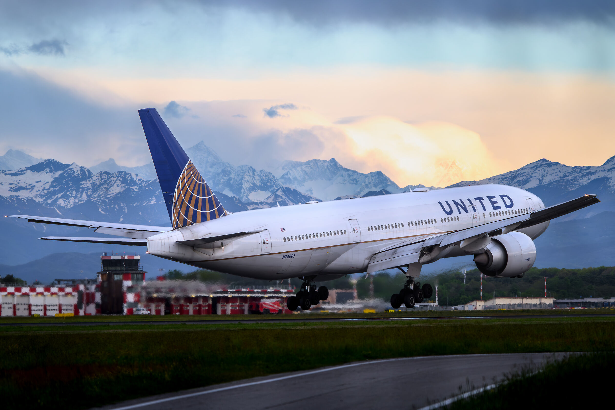 Spring sunrise landing in MXP