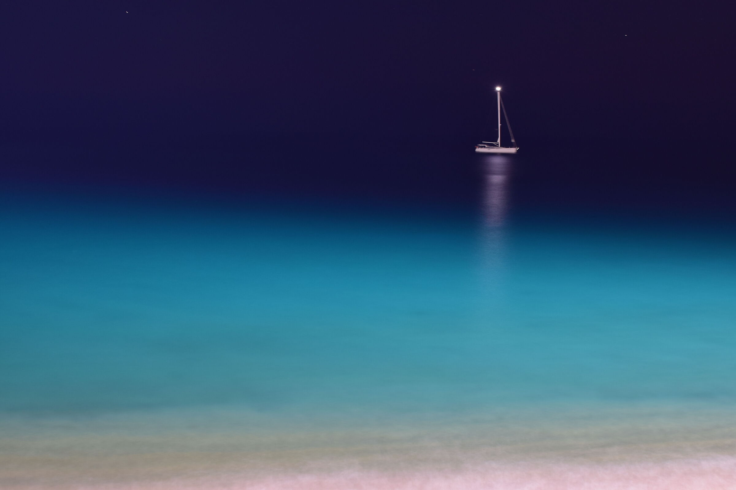 Barchetta su un mare immerso nel buio. Come noi.