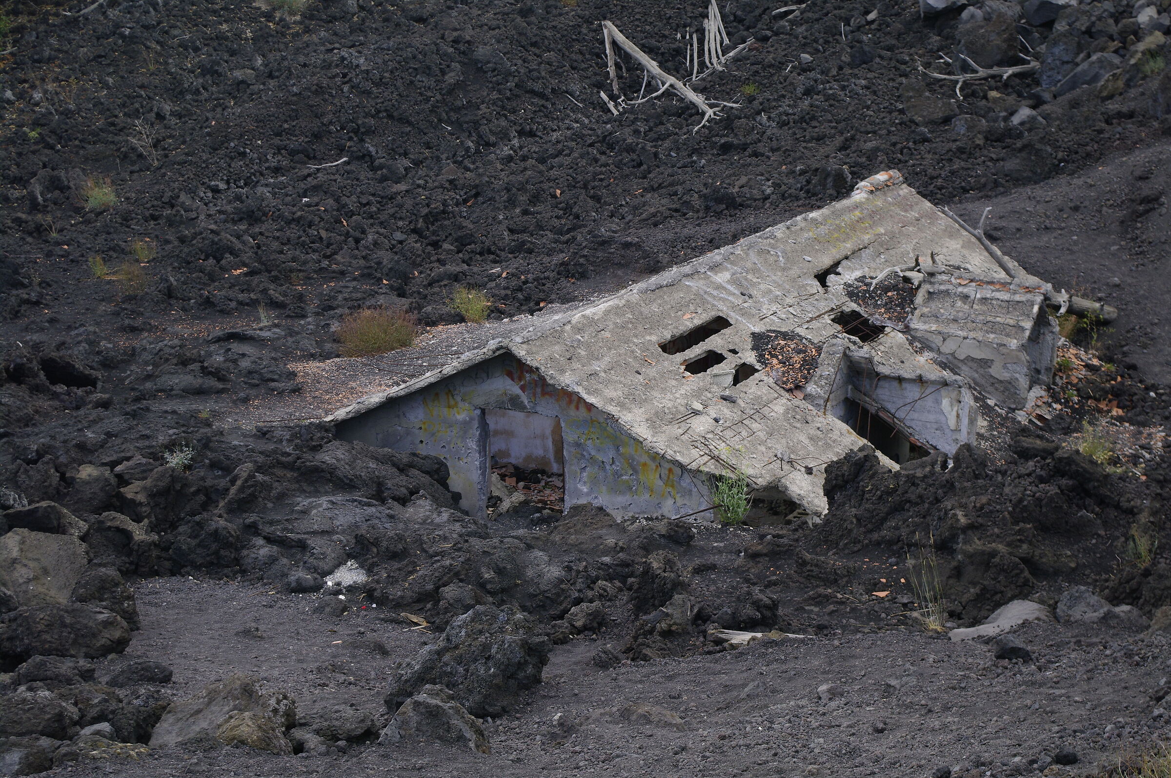 Casa distrutta dalla lava dell'Etna