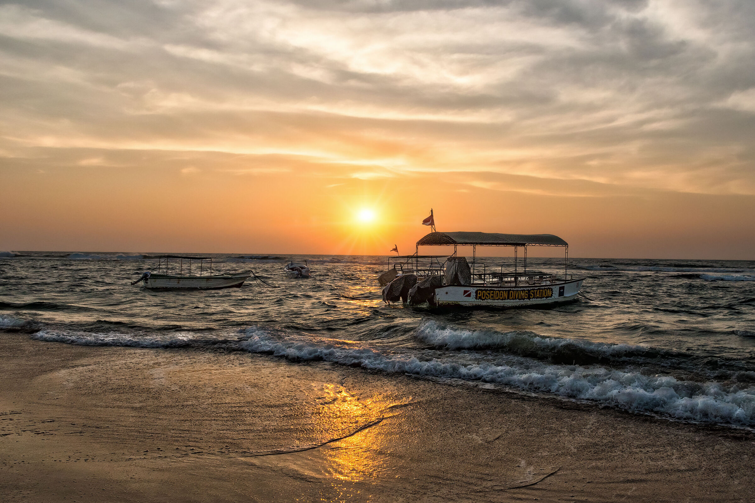 Tramonto sulla spiaggia di Hikkaduwa (Sri Lanka)