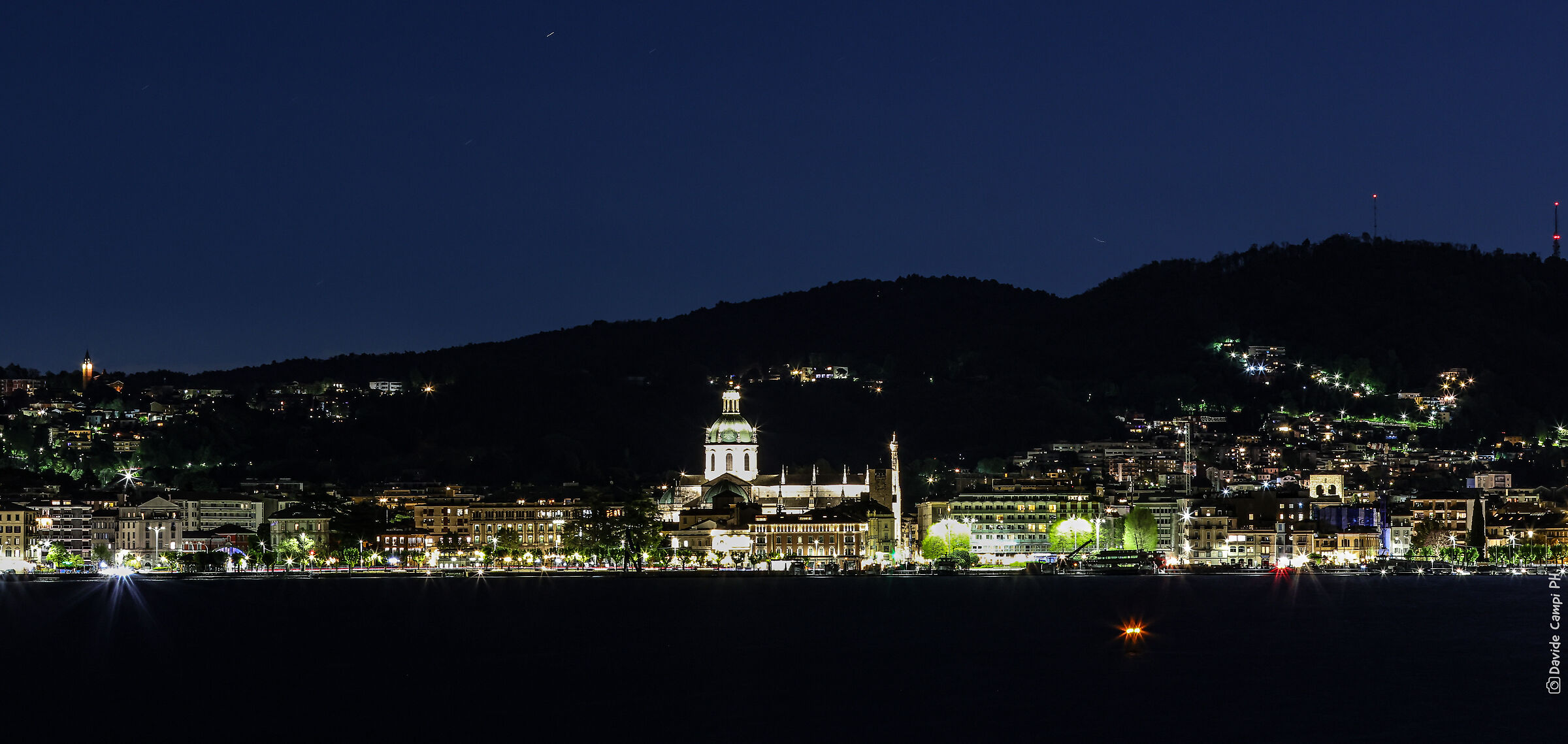 Panoramica di Como notturna