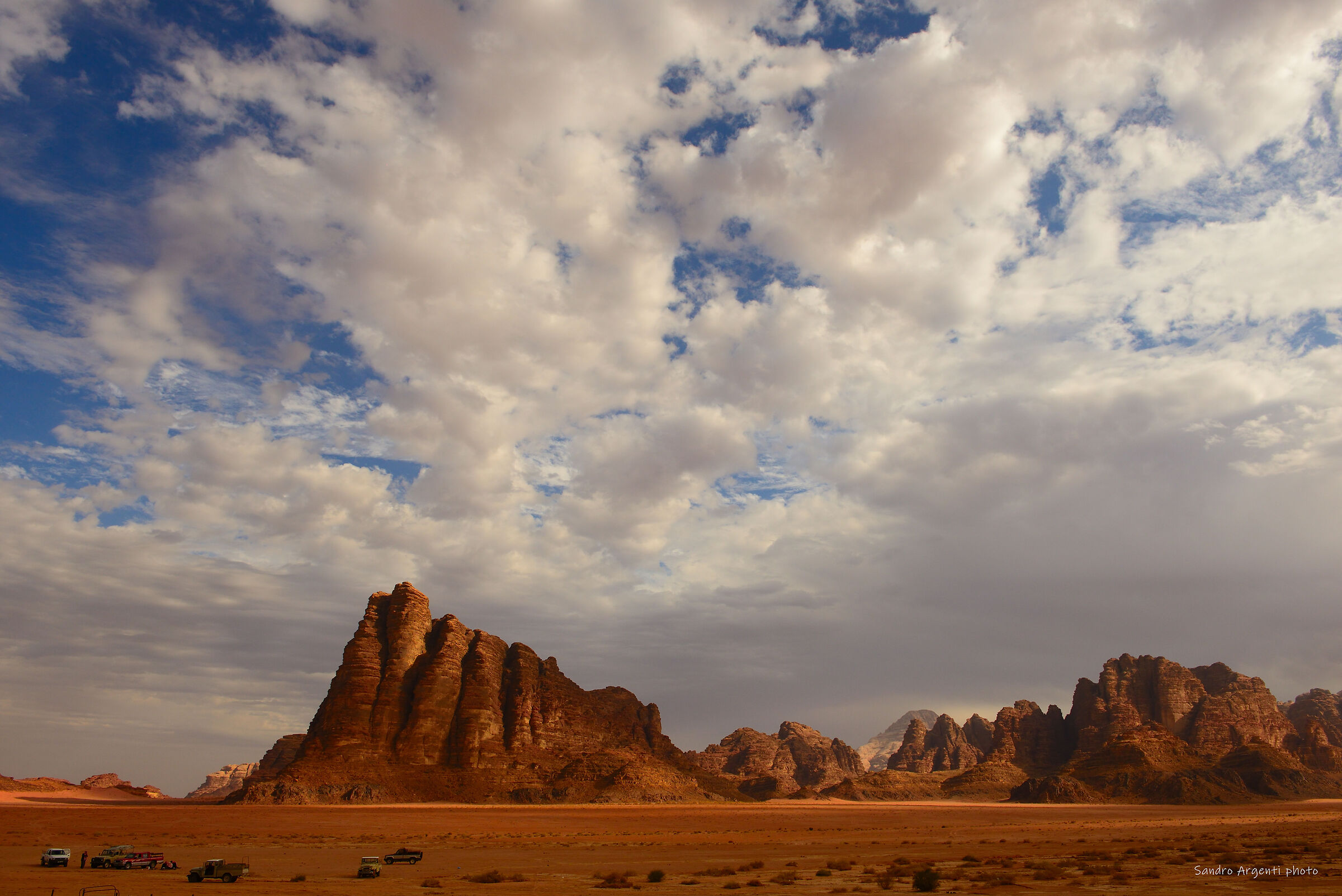 Nuvole sul deserto della Giordania.