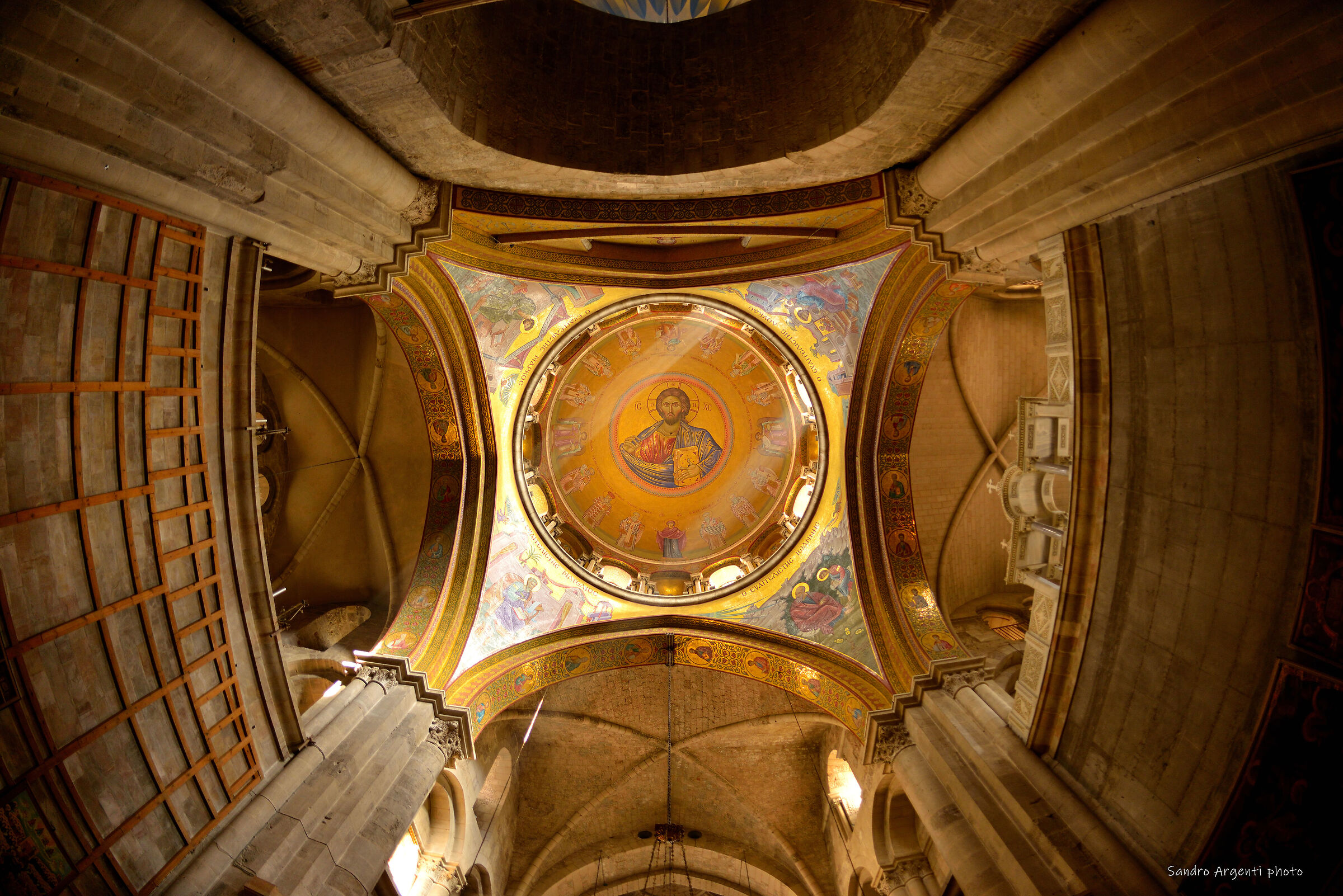 Particolare dell'interno di una chiesa a Gerusalemme.