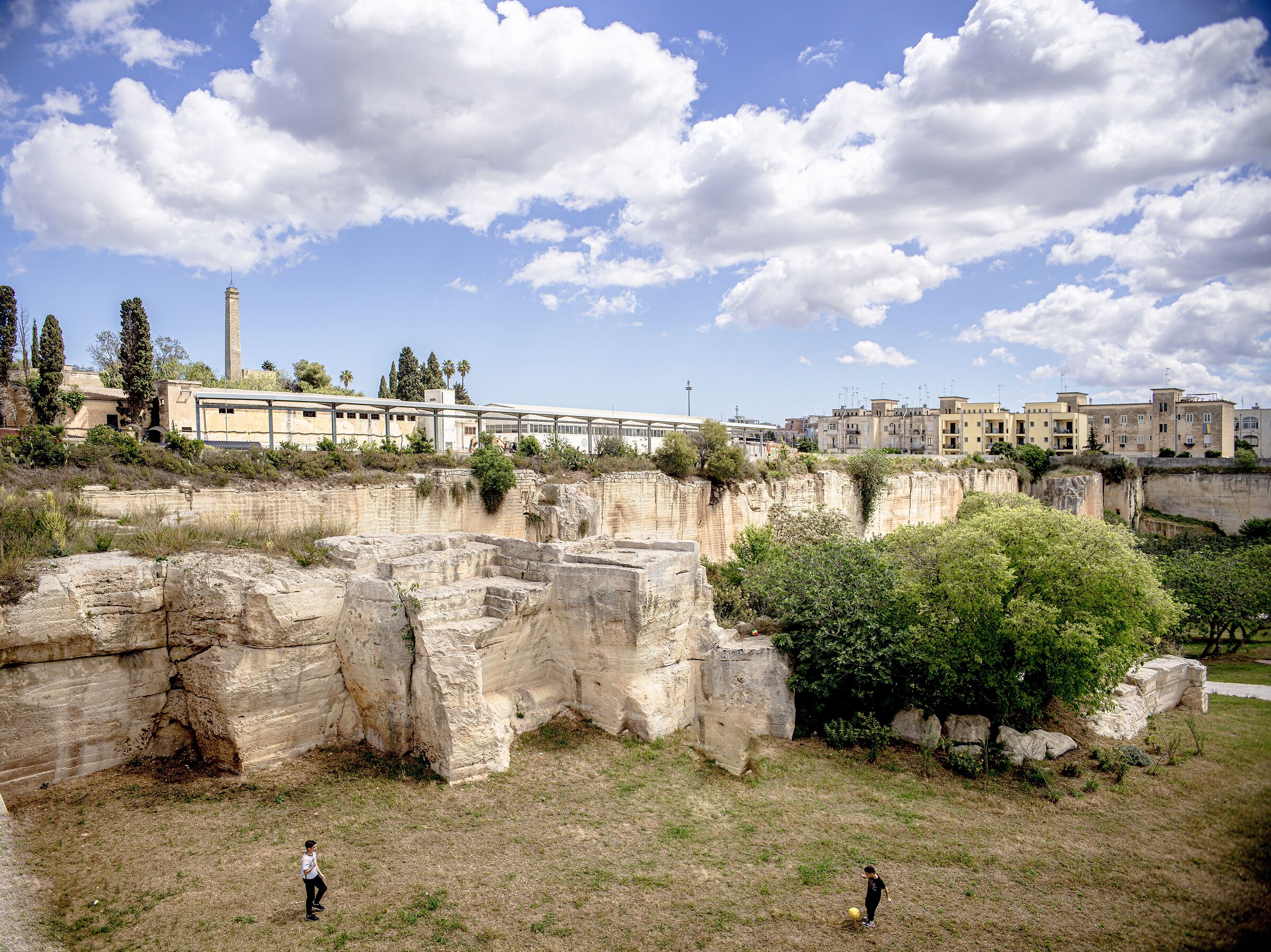 Stone quarries converted into a public park (Le)