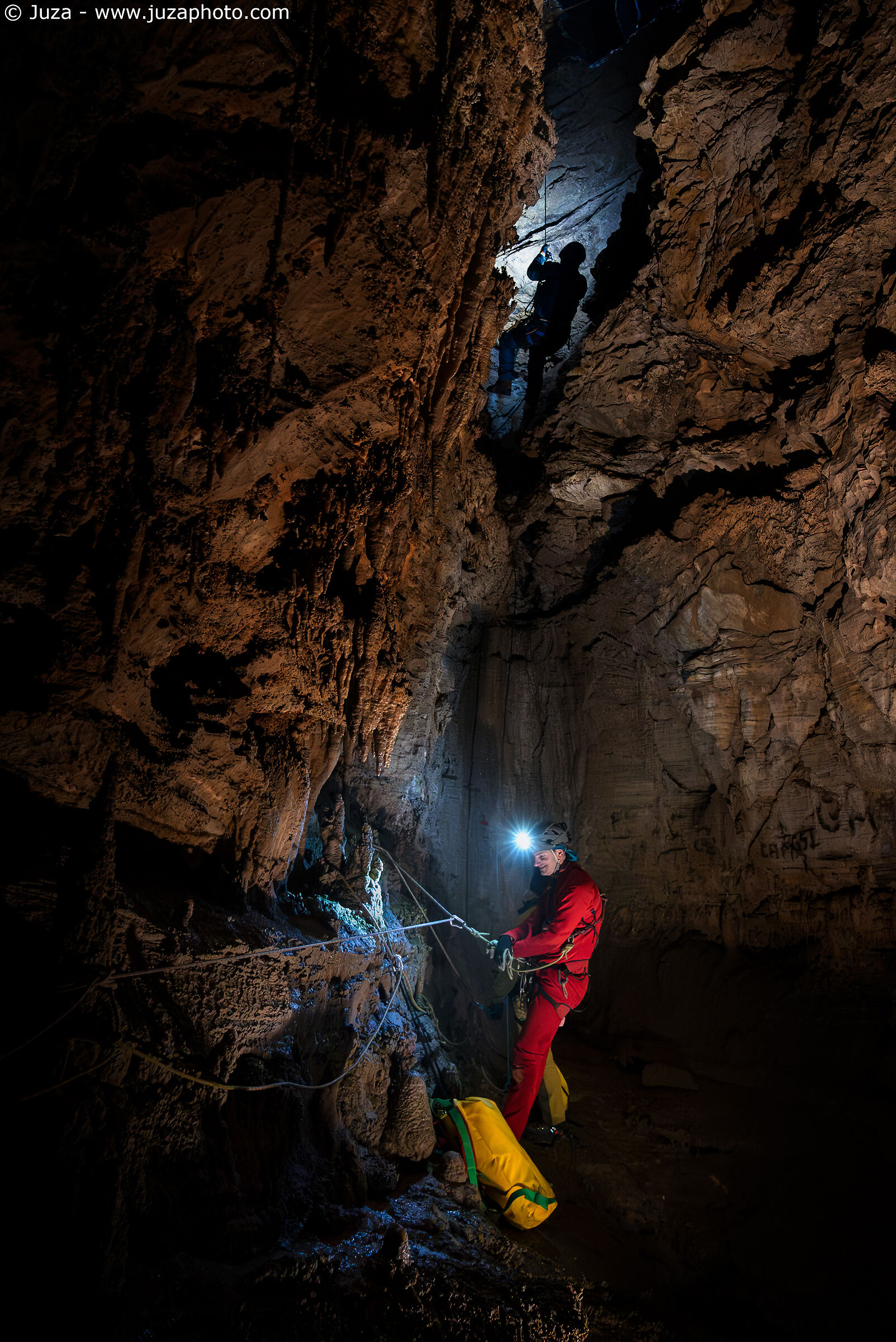 Speleologi nella Grotta del Corchia