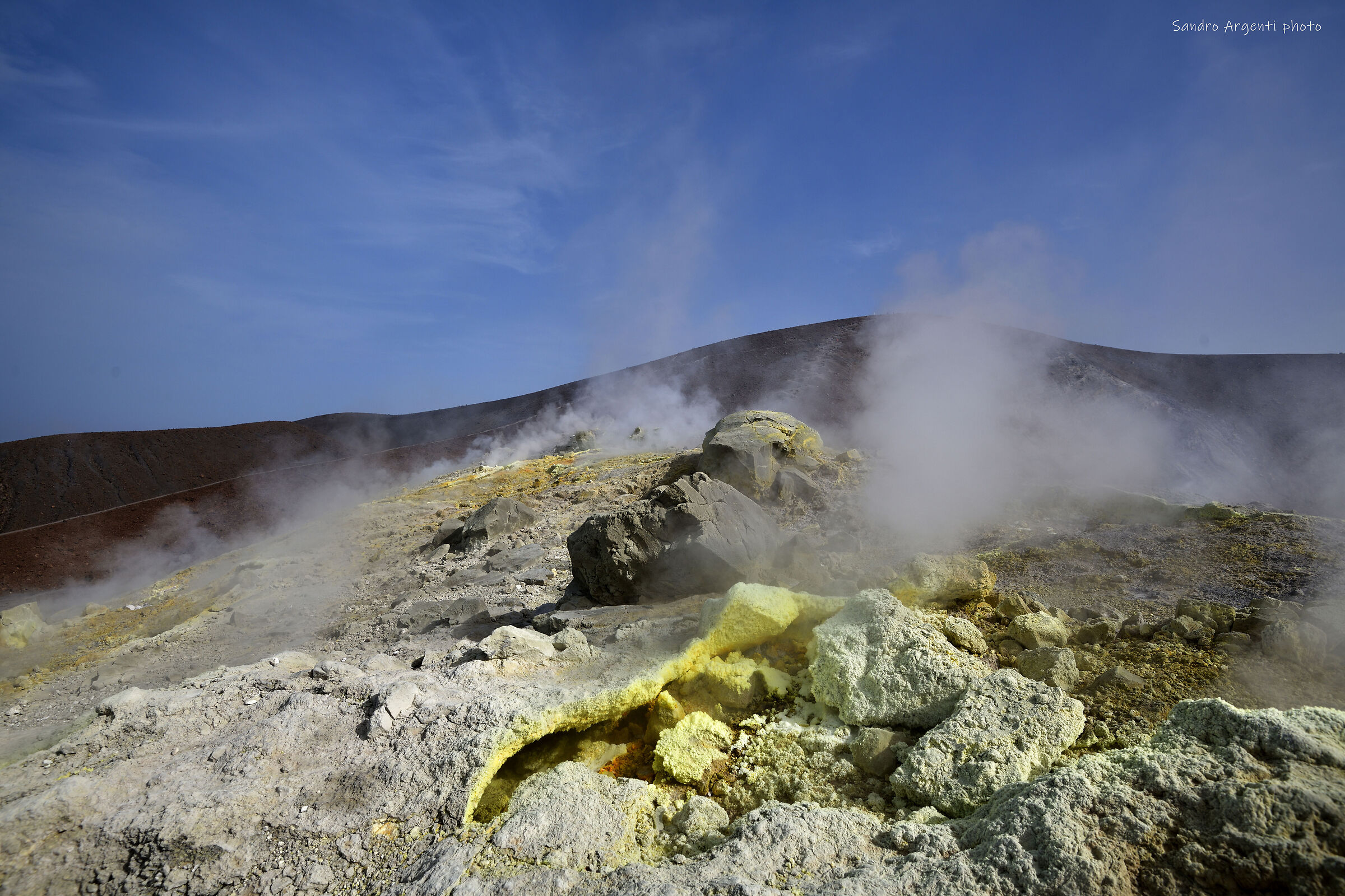 Fumo fuoriesce dalla cima del cratere.