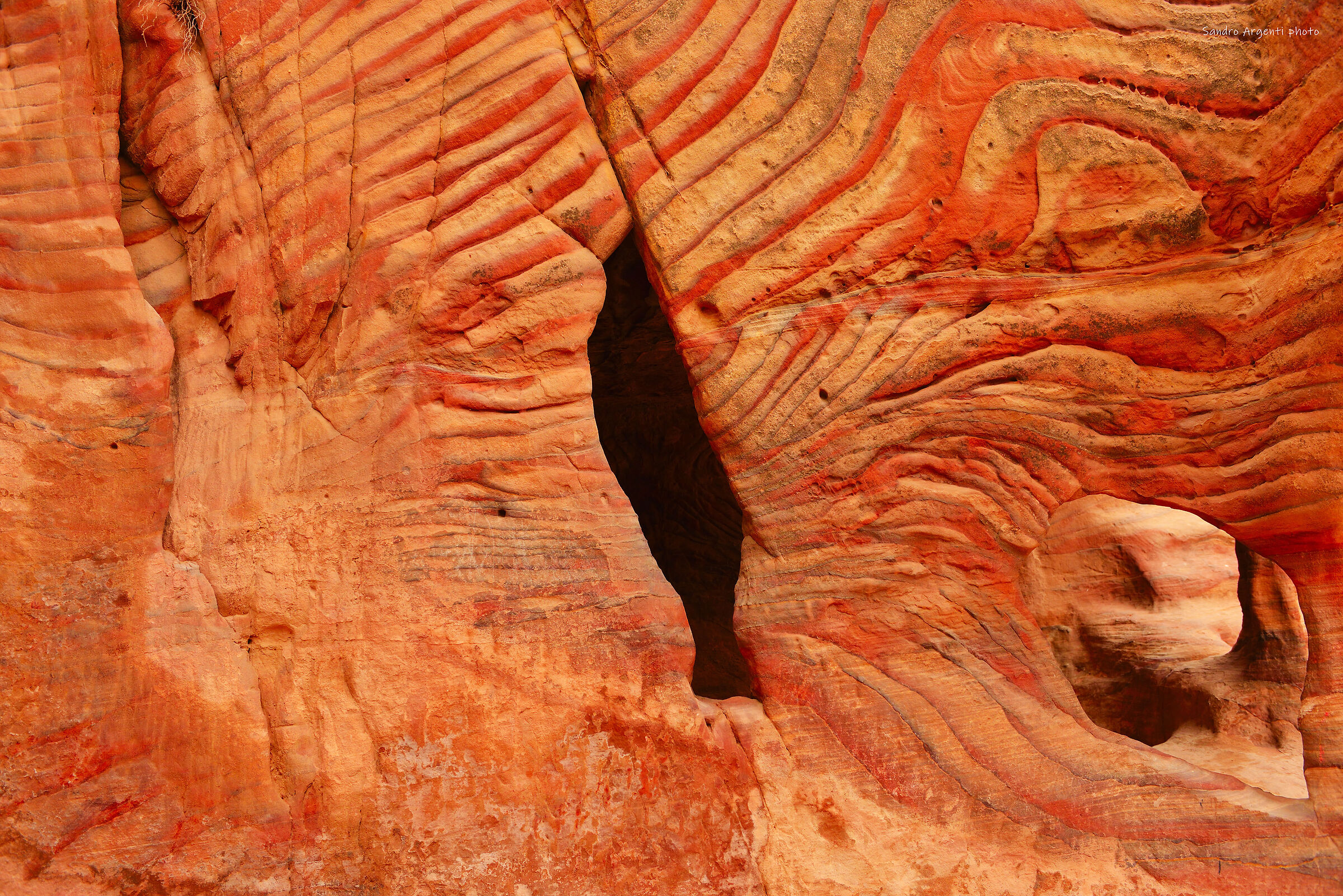 Sfumature di colore delle rocce di Petra. Giordania.