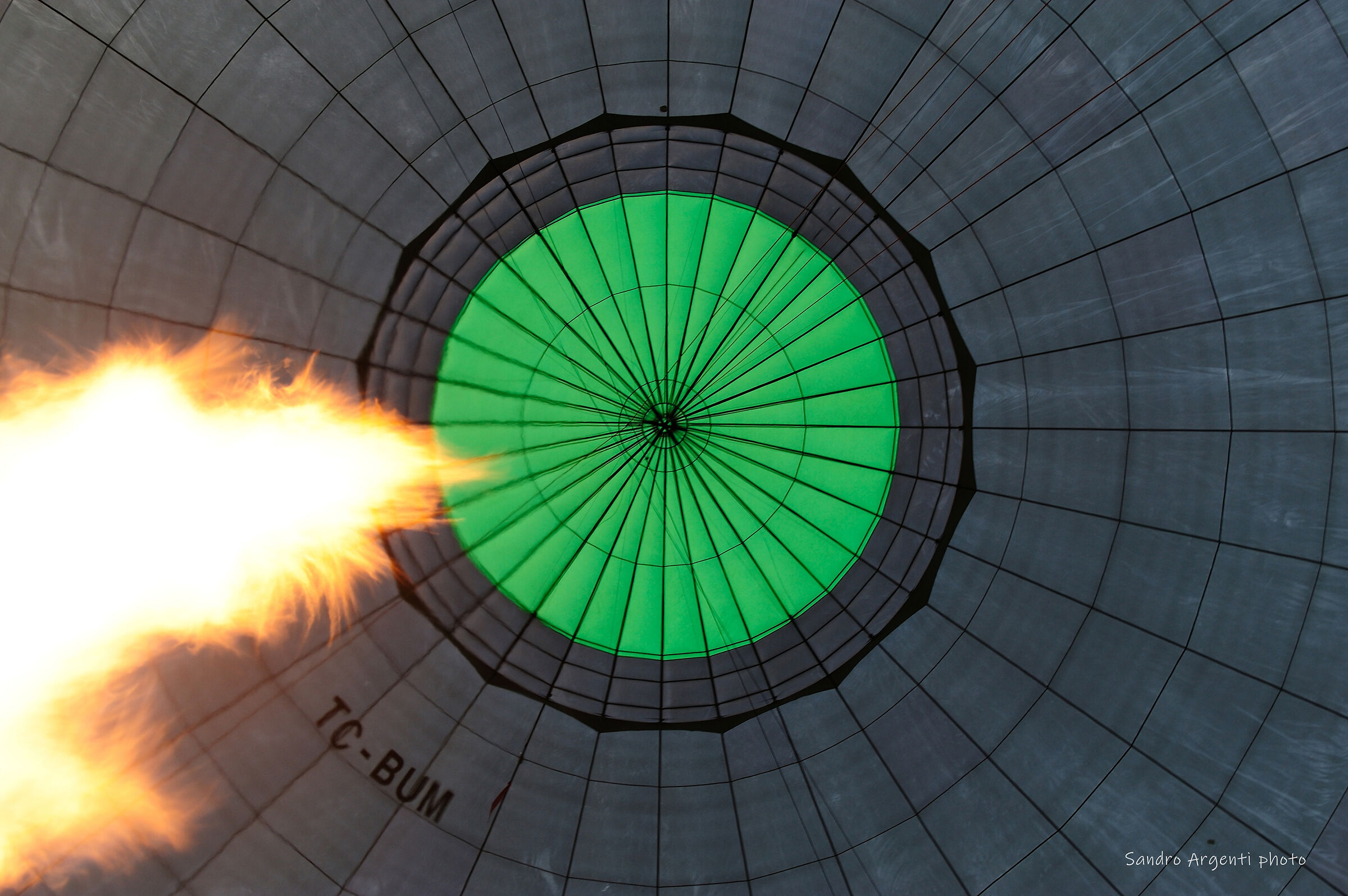 Fiamme all'interno della Mongolfiera.