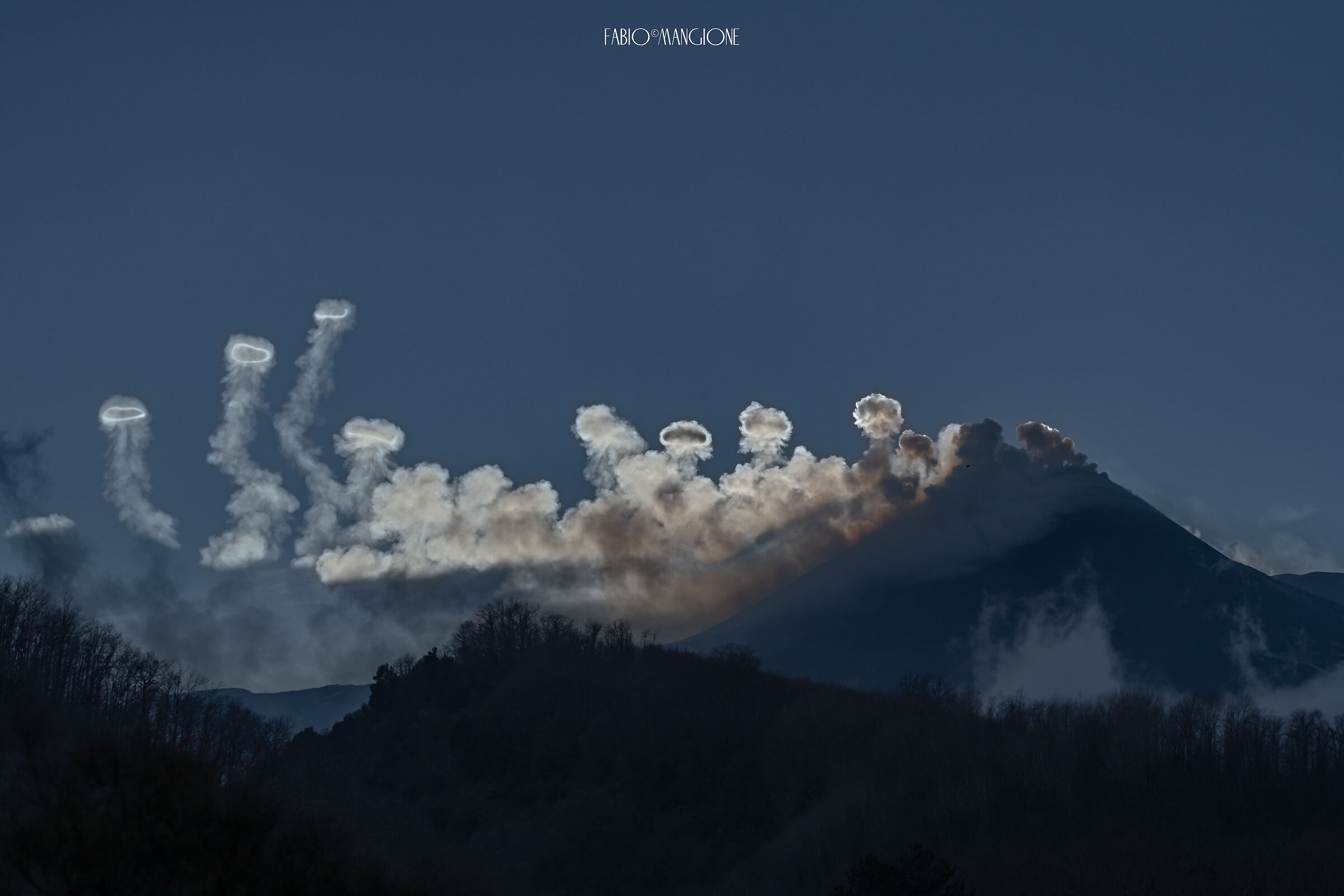 Vortex gas rings on Etna