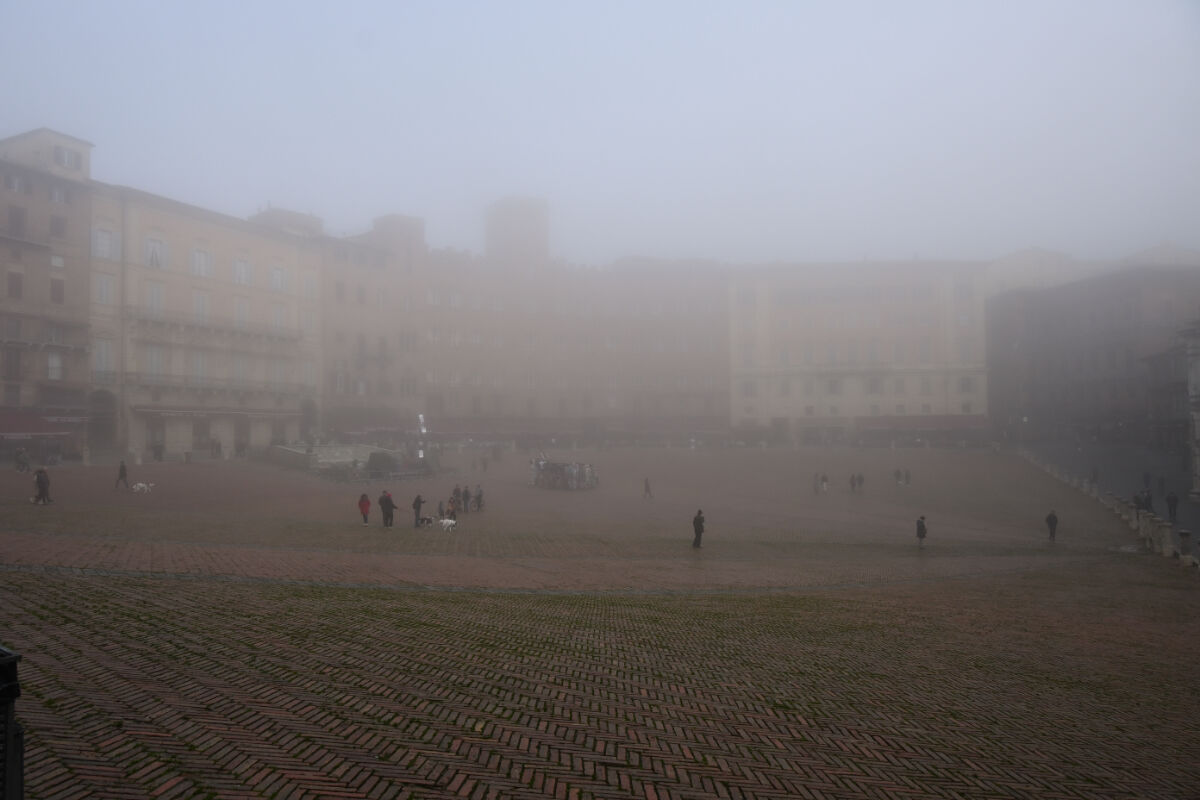 Nebbia a Piazza del Campo