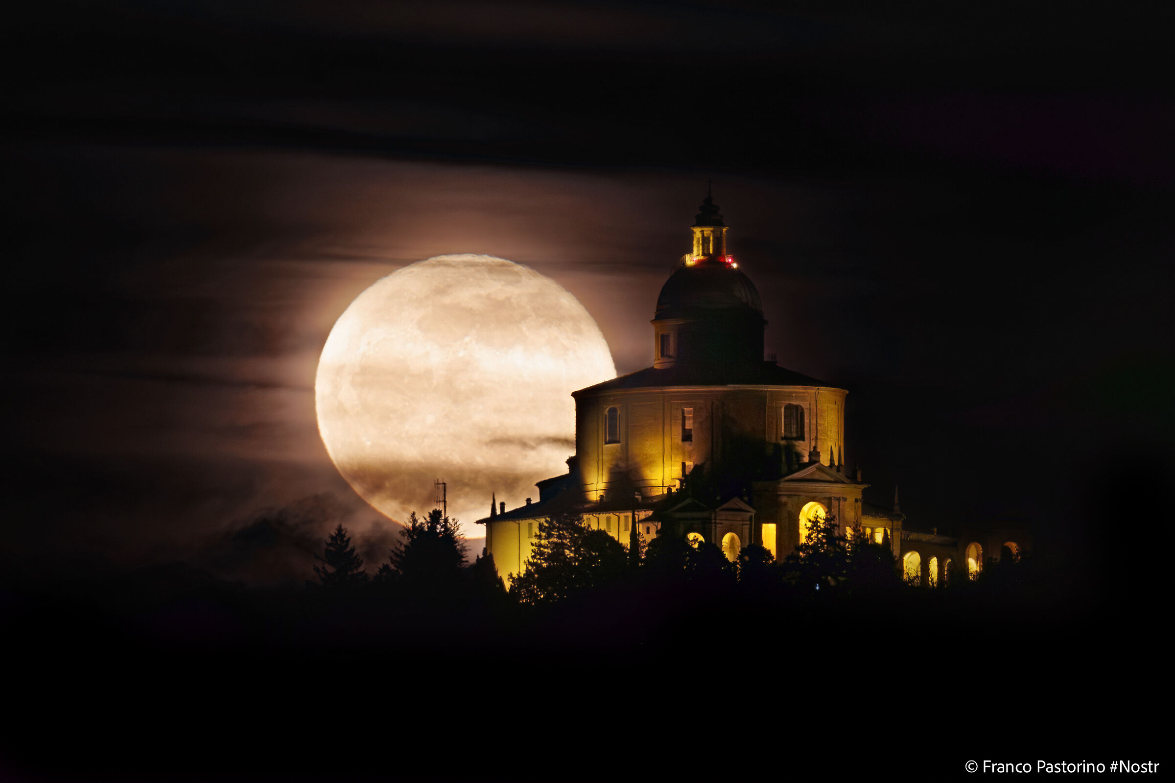 Luna dietro a San Luca