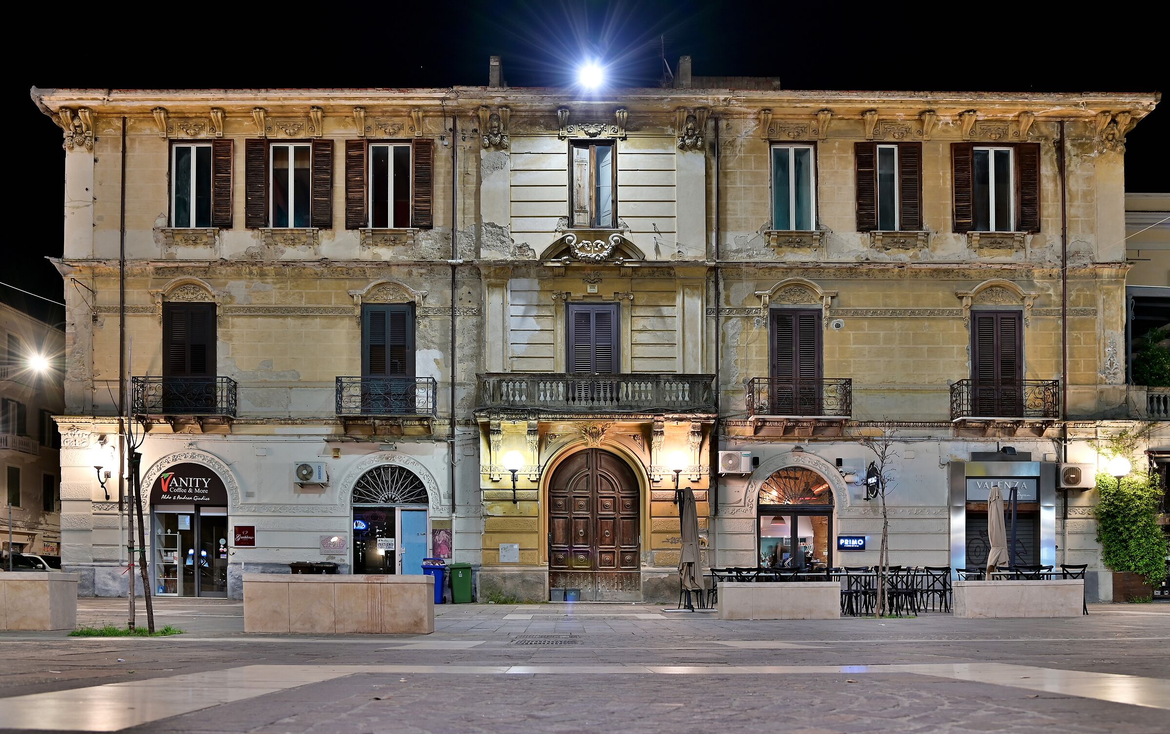 Old facades (I'm beautiful, but renovate me)