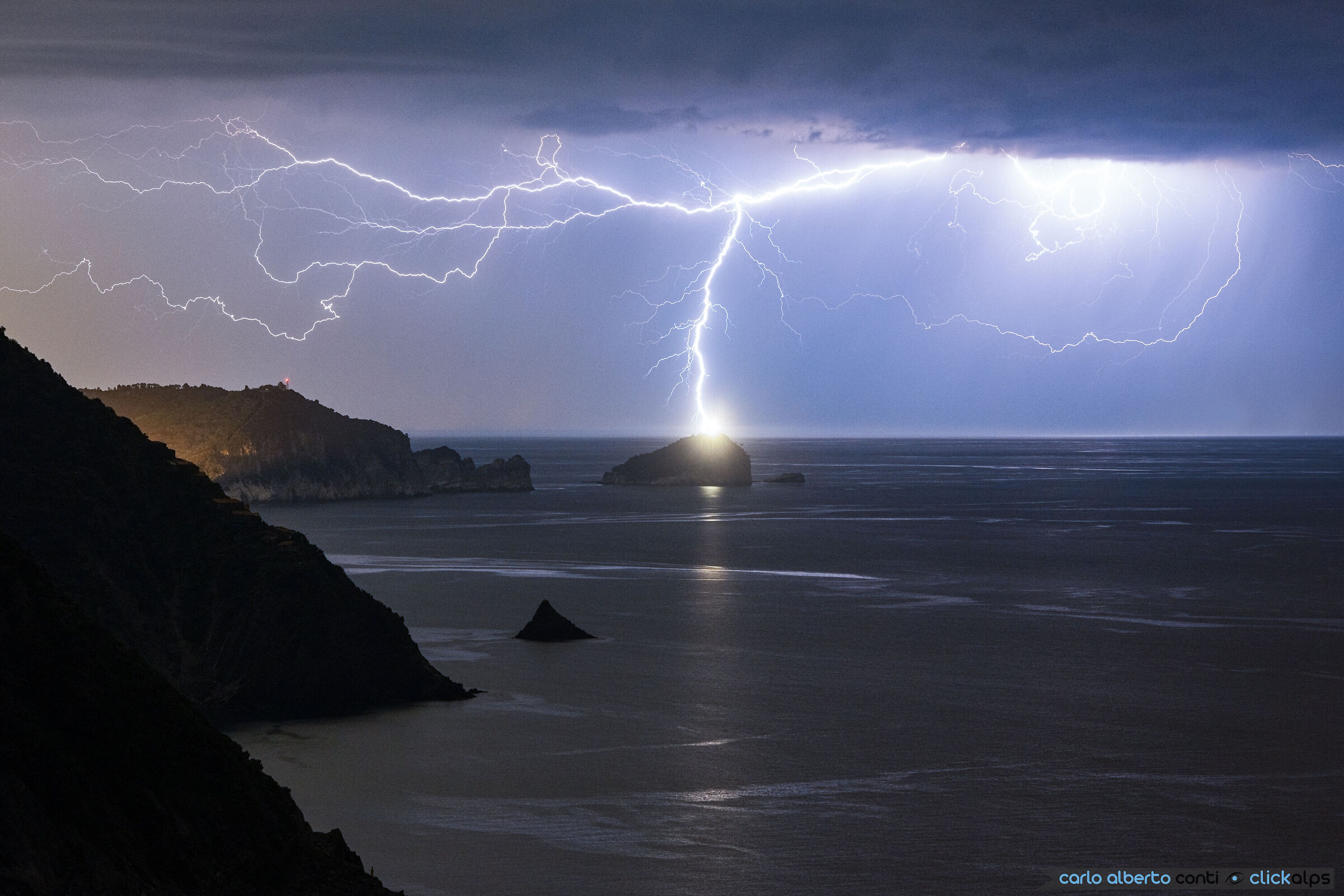 Lightning strikes on the Island of Tino (SP)