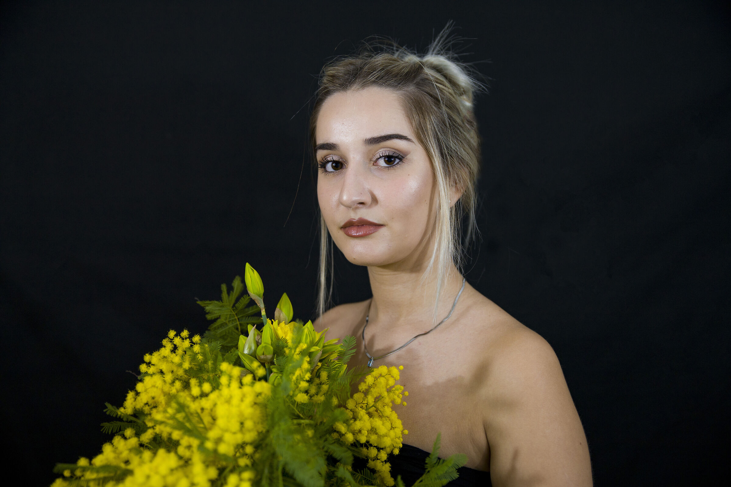 Inizio della primavera, ragazza con le mimose