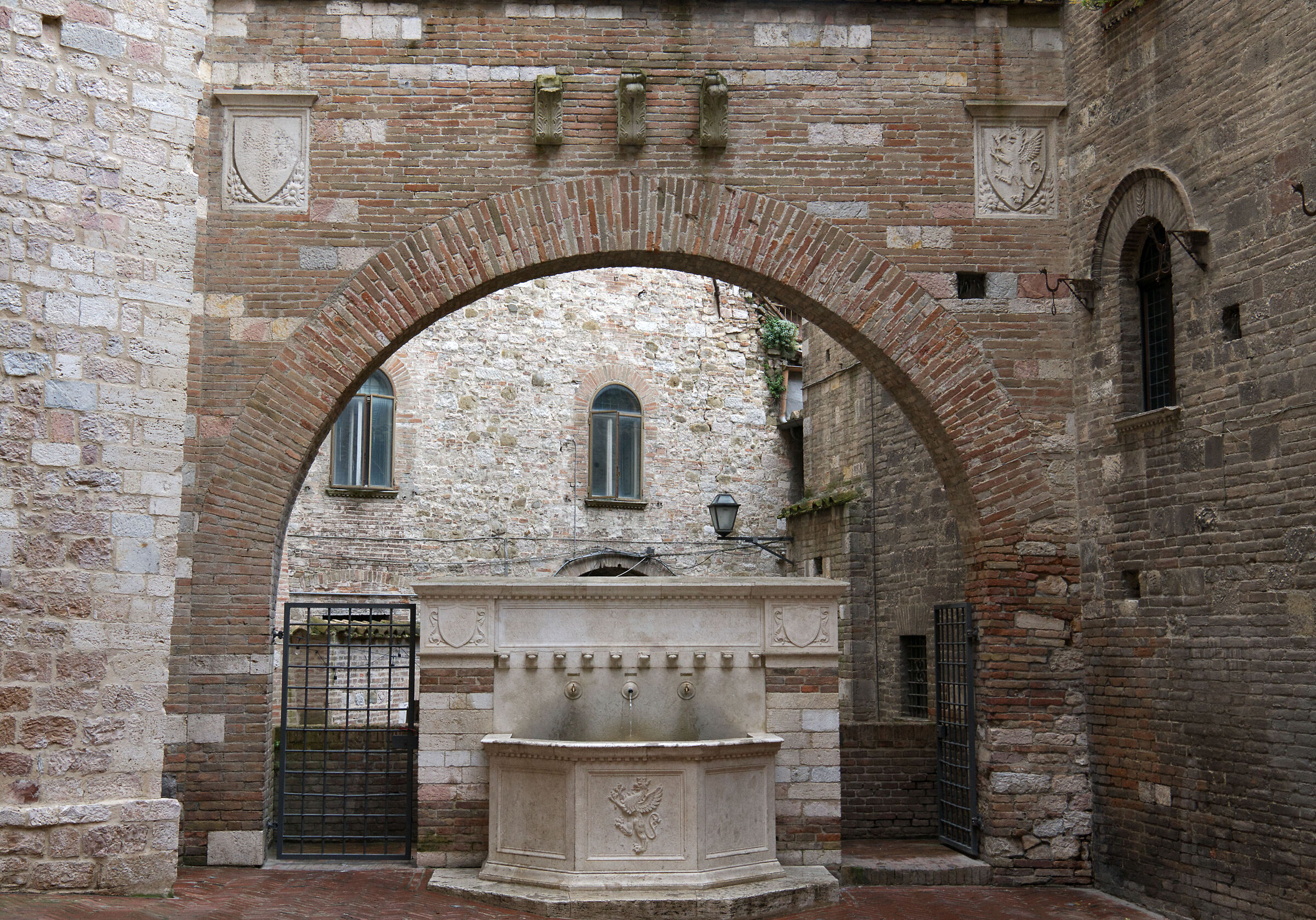 Fontana di via Maestà delle Volte...