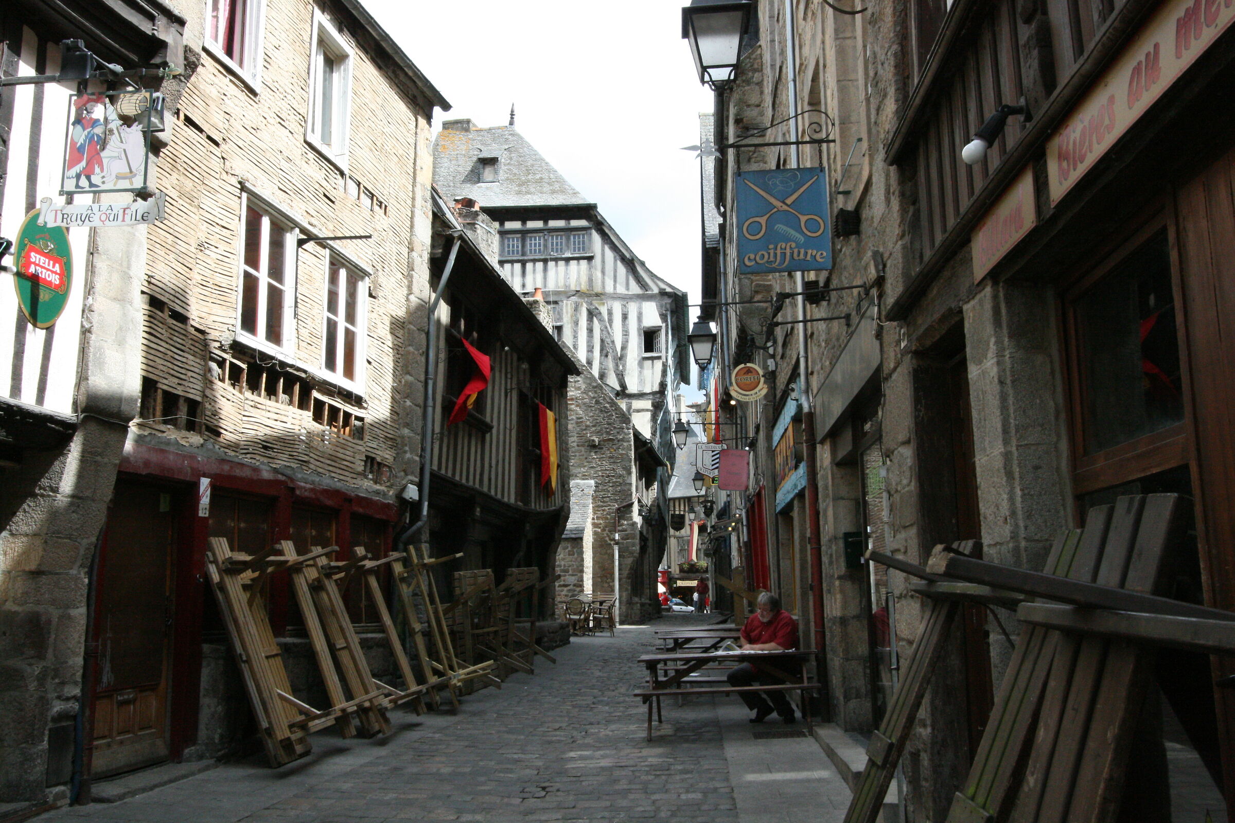 Morning waiting for tourists - Dinan, Brittany