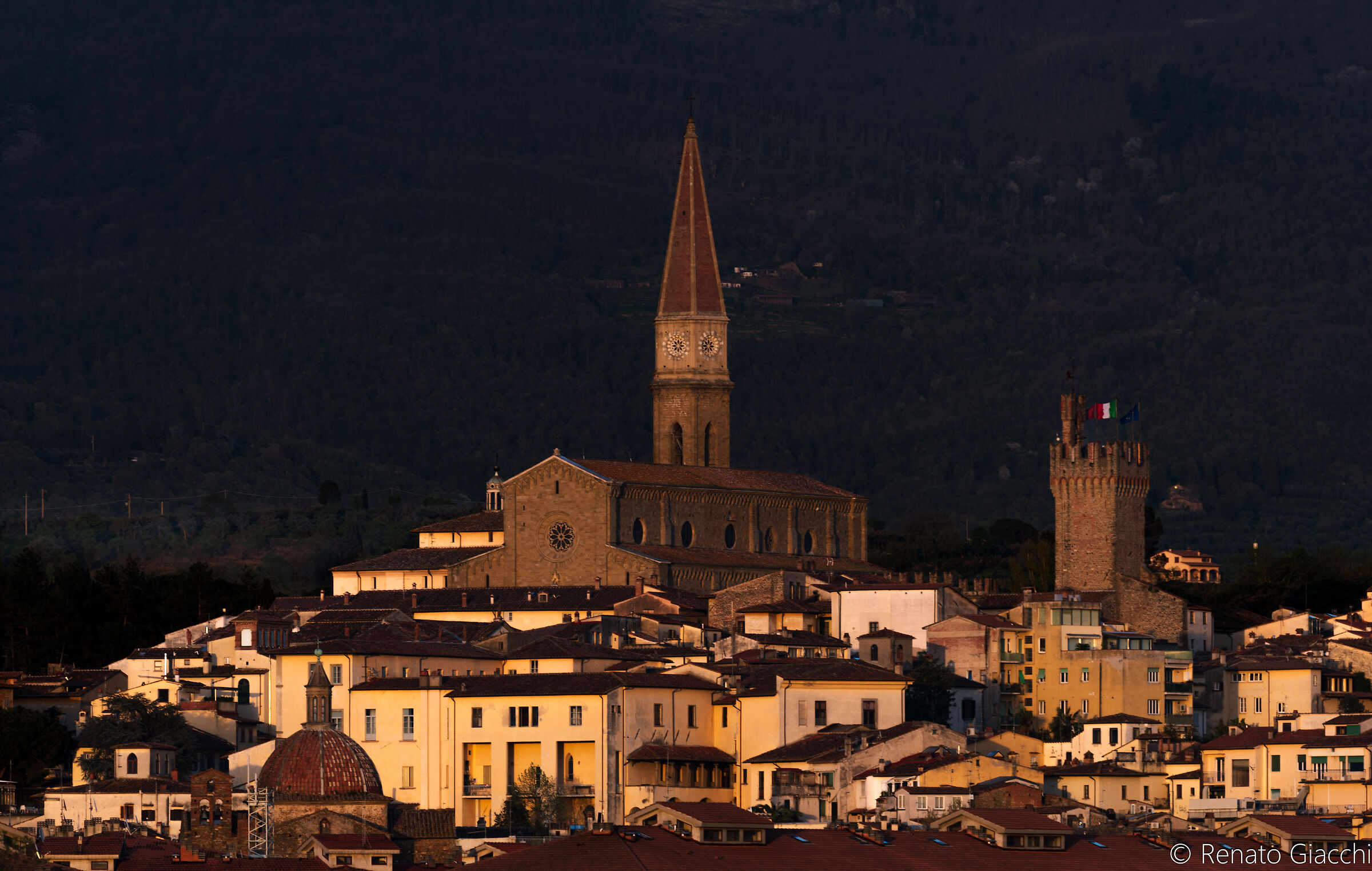 Il Duomo e la Torre del PAlazzo del Comune a colri