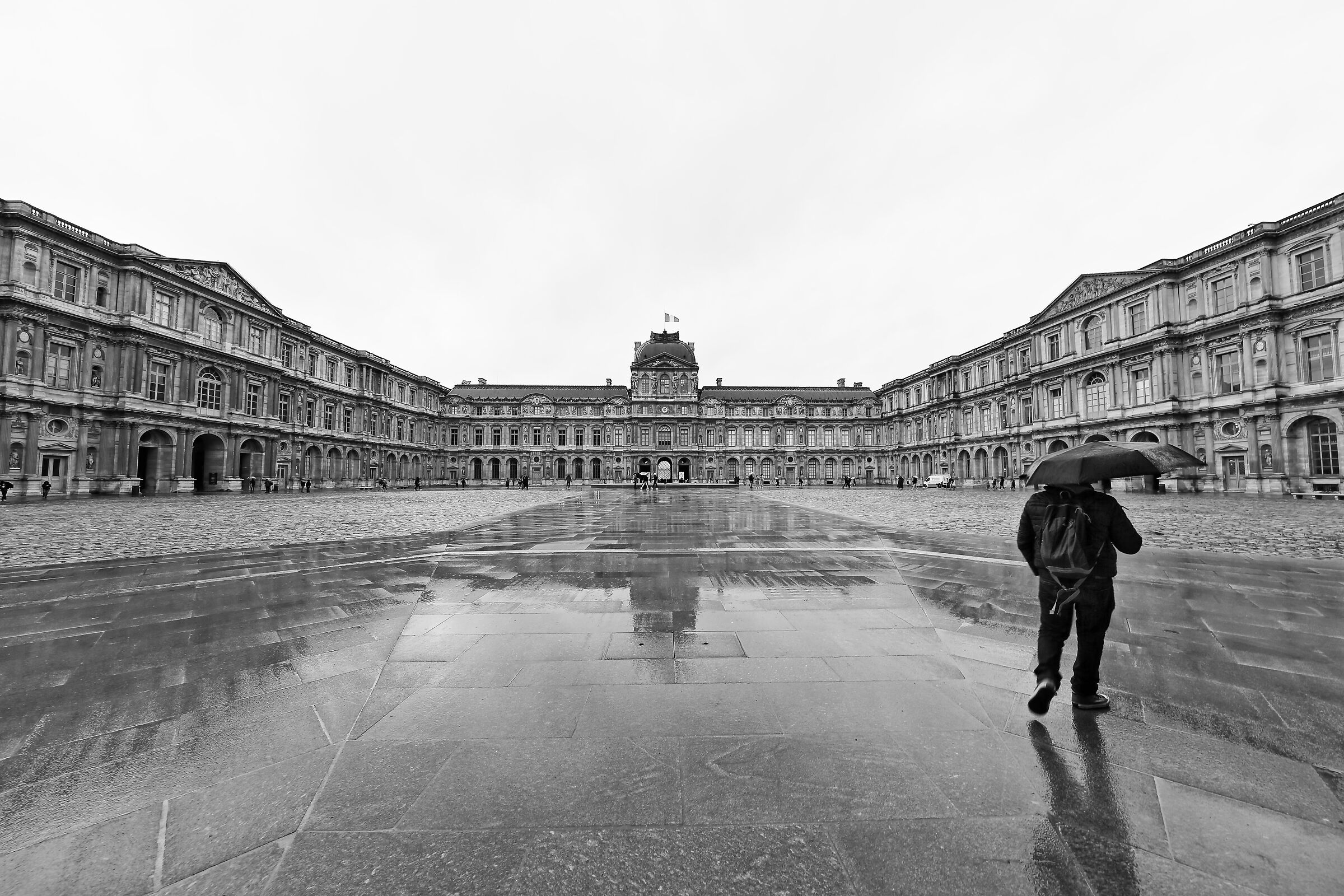 Il cortile del Louvre