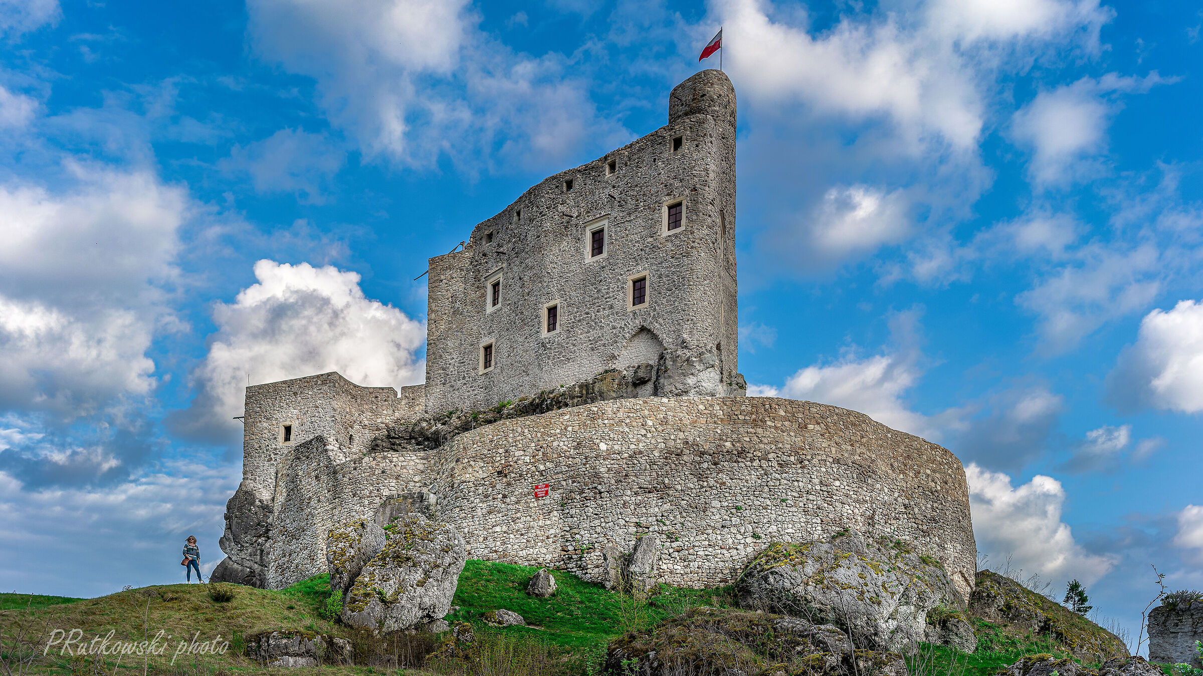 Zamek Mirów w chmurach.