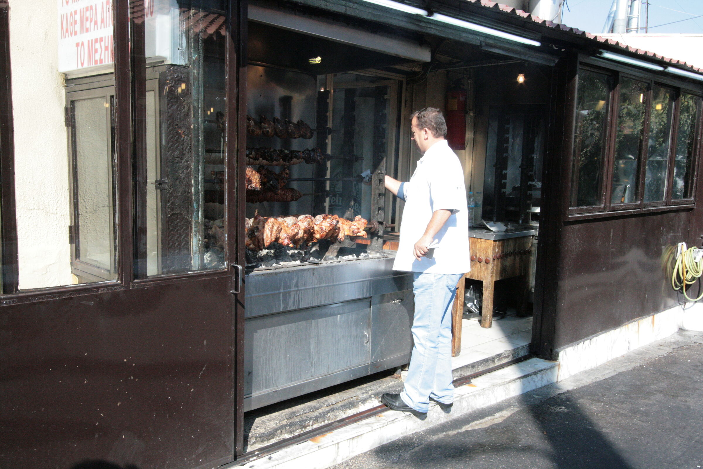 Attica, l'agnello si cuoce per strada