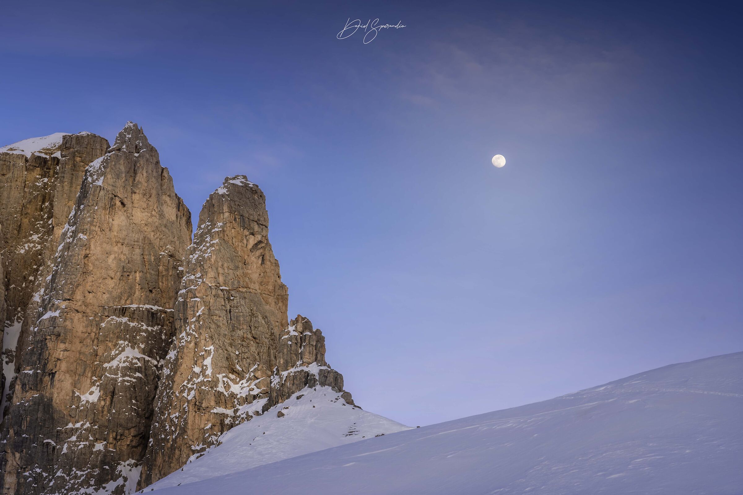 Luna sulle Torri del Sella
