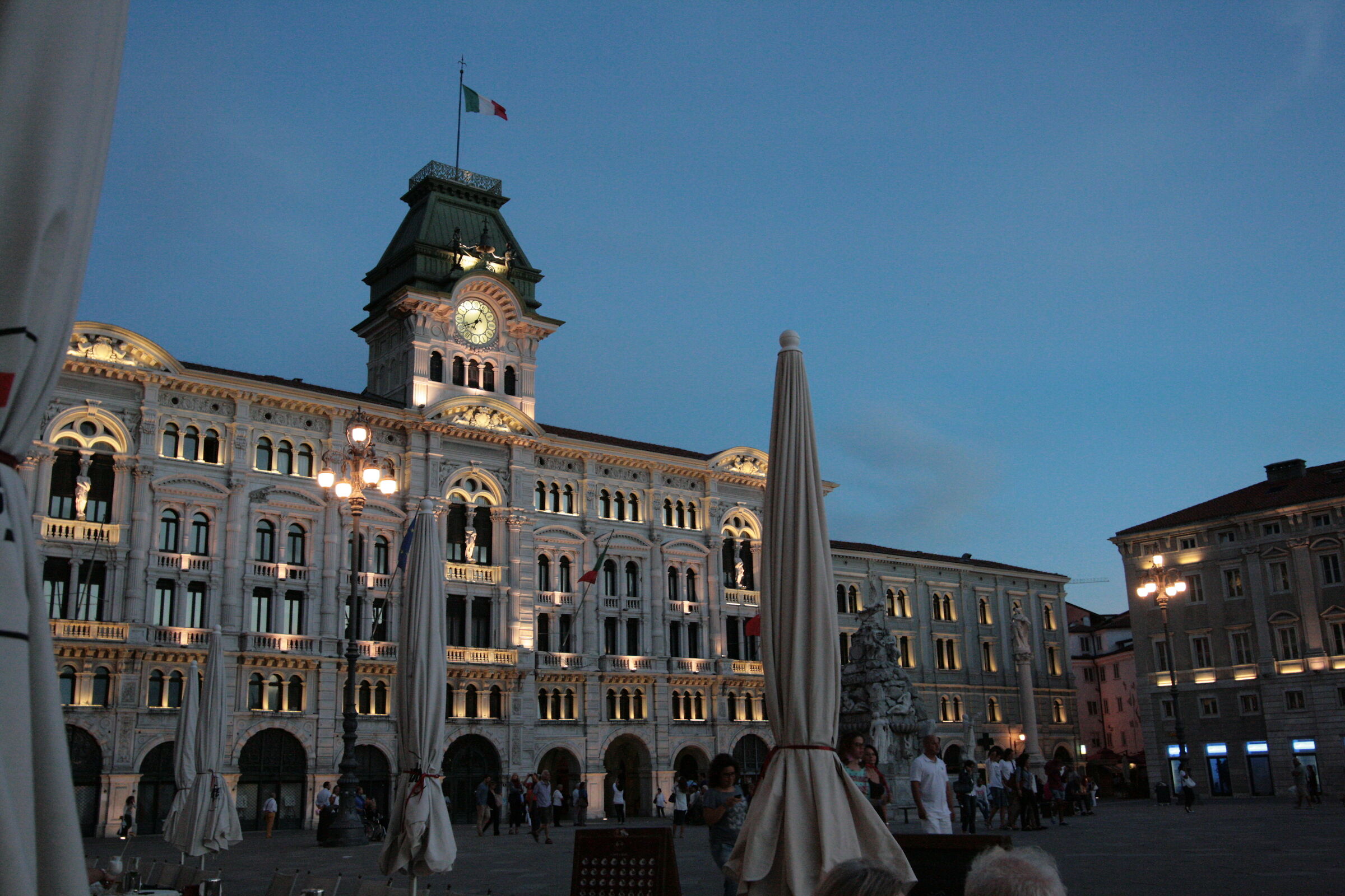 Aperitivo in piazza Unità d'Italia