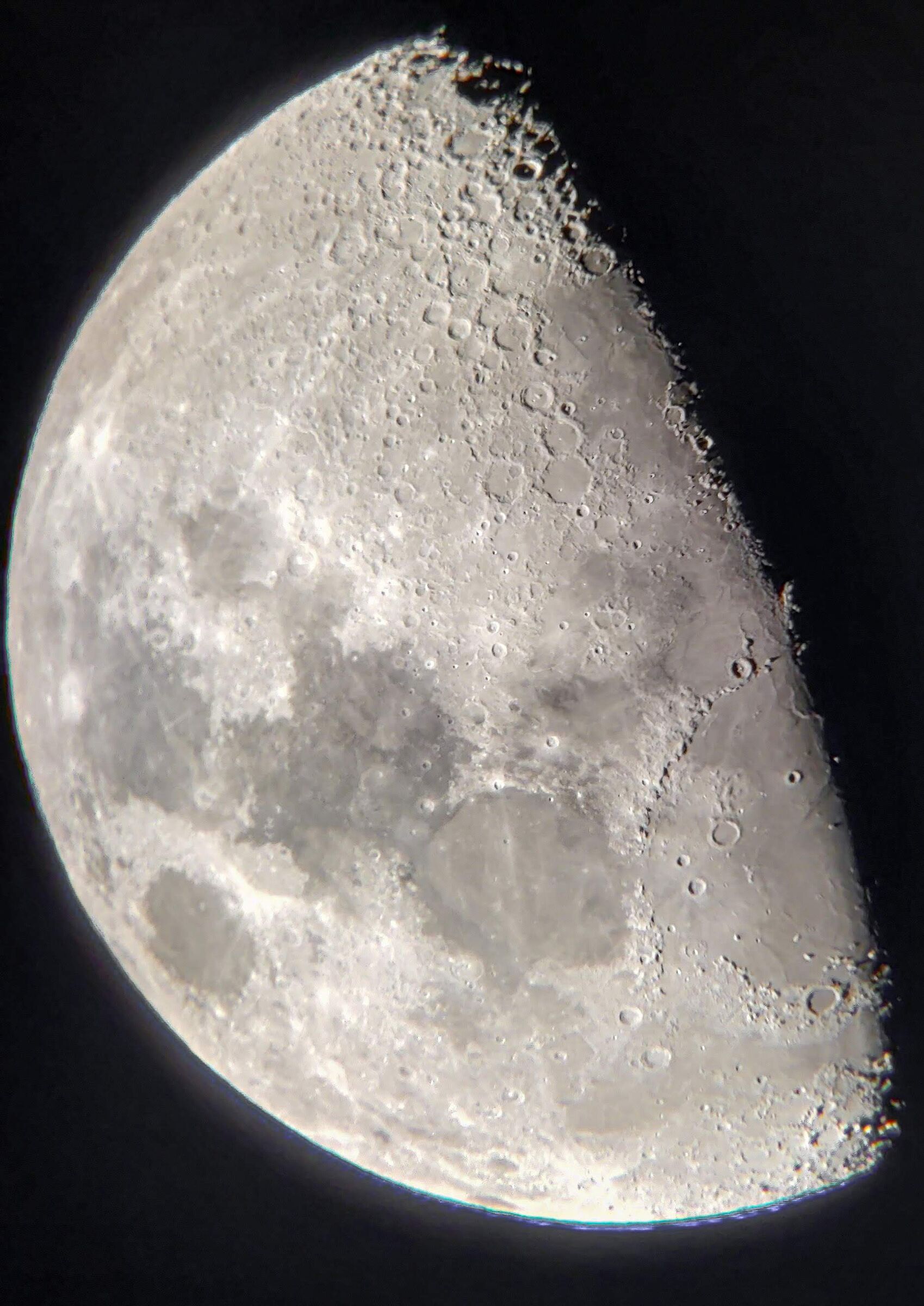 Luna con telescopio e smartphone a mano libera