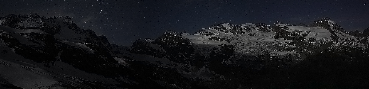Panoramica notturna dal Bivacco Money, vista sul versante no...