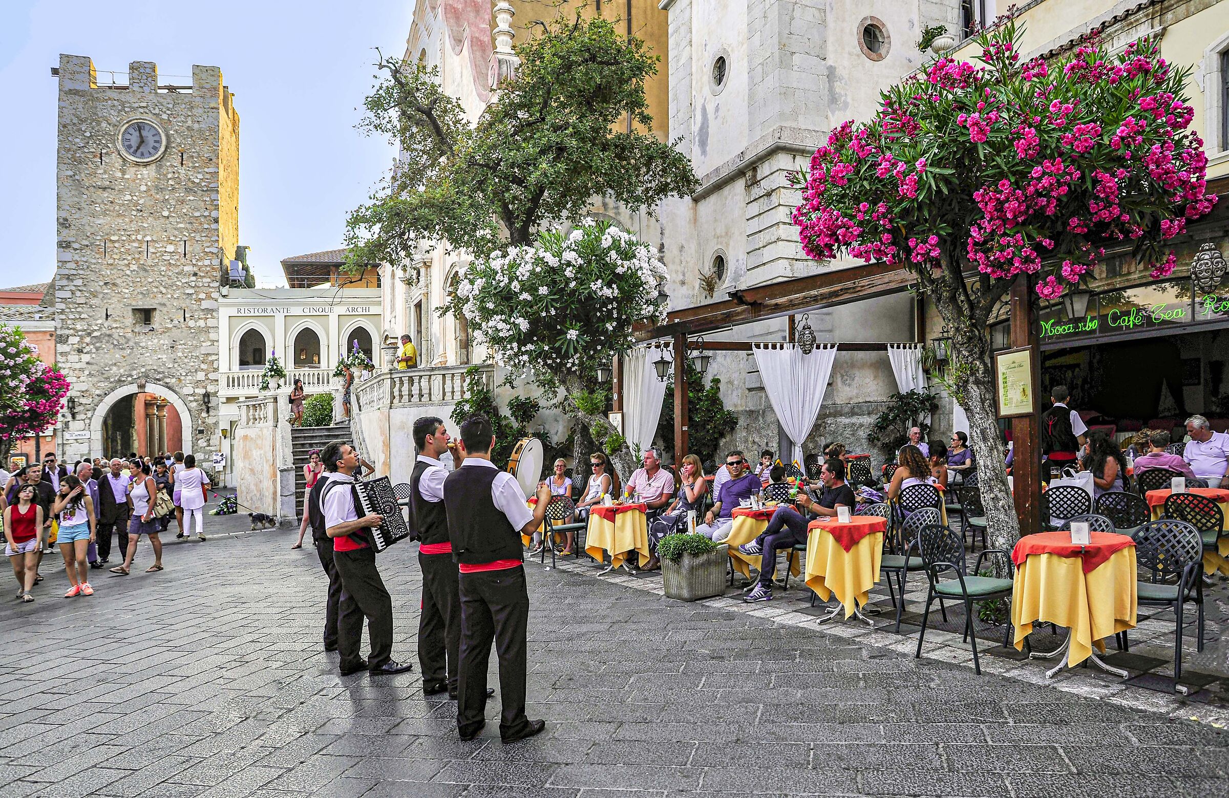 Taormina the minstrels