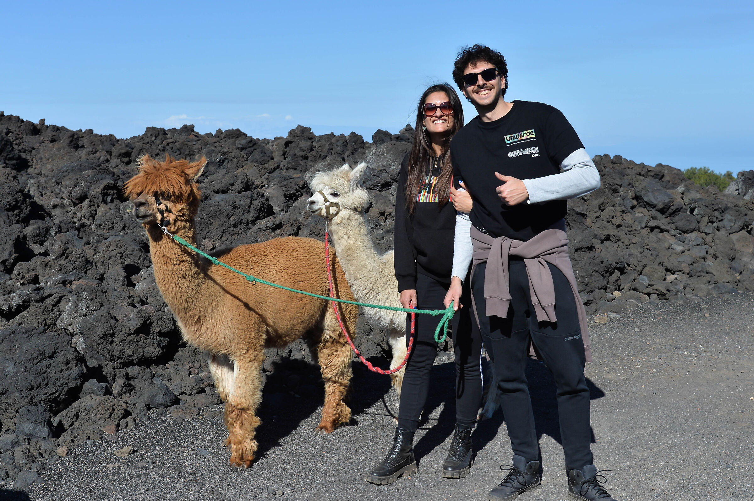 27 aprile 2024. Escursionisti felici vicino all'Etna